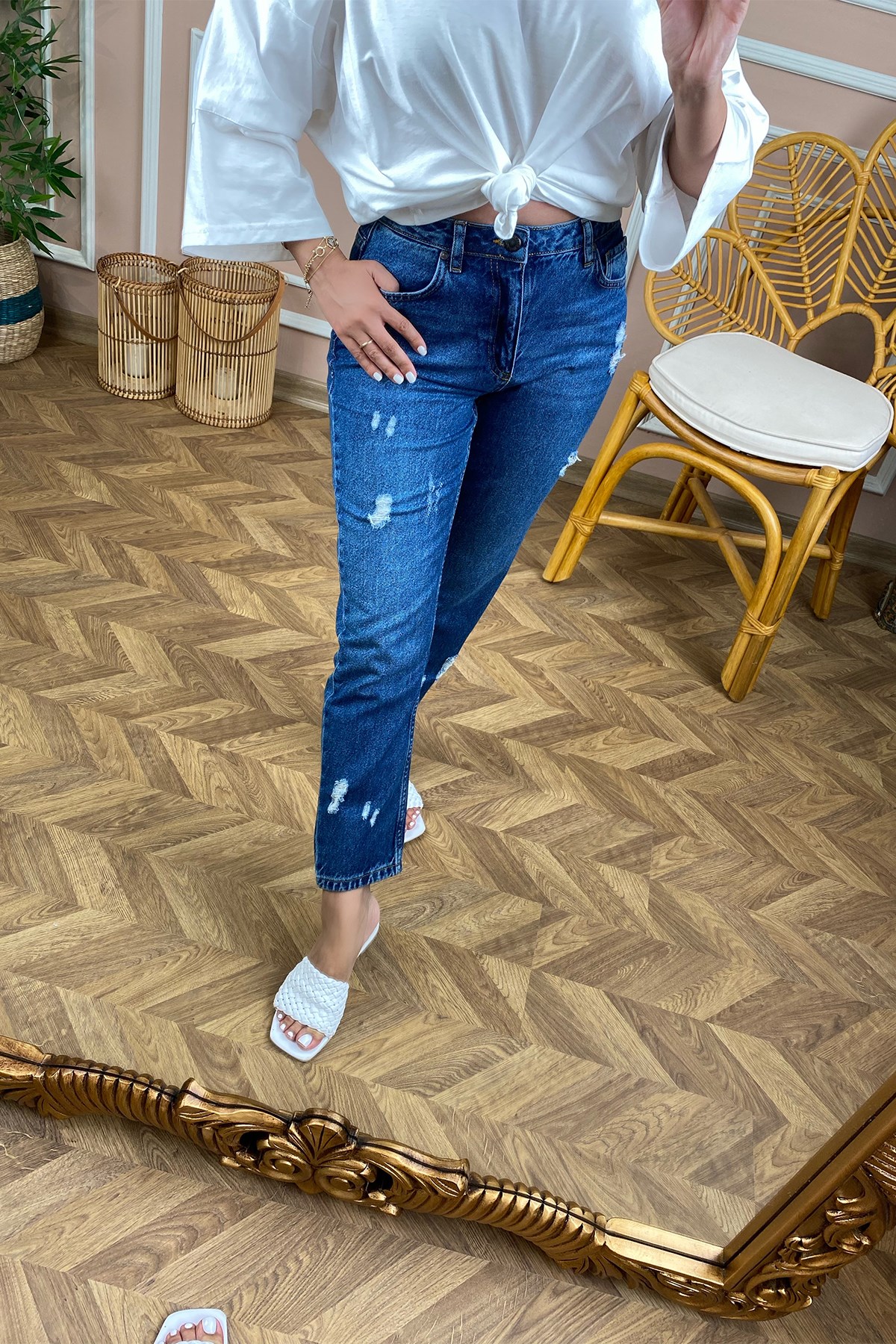 Koyu Renk Yırtık Detay Mom Jean