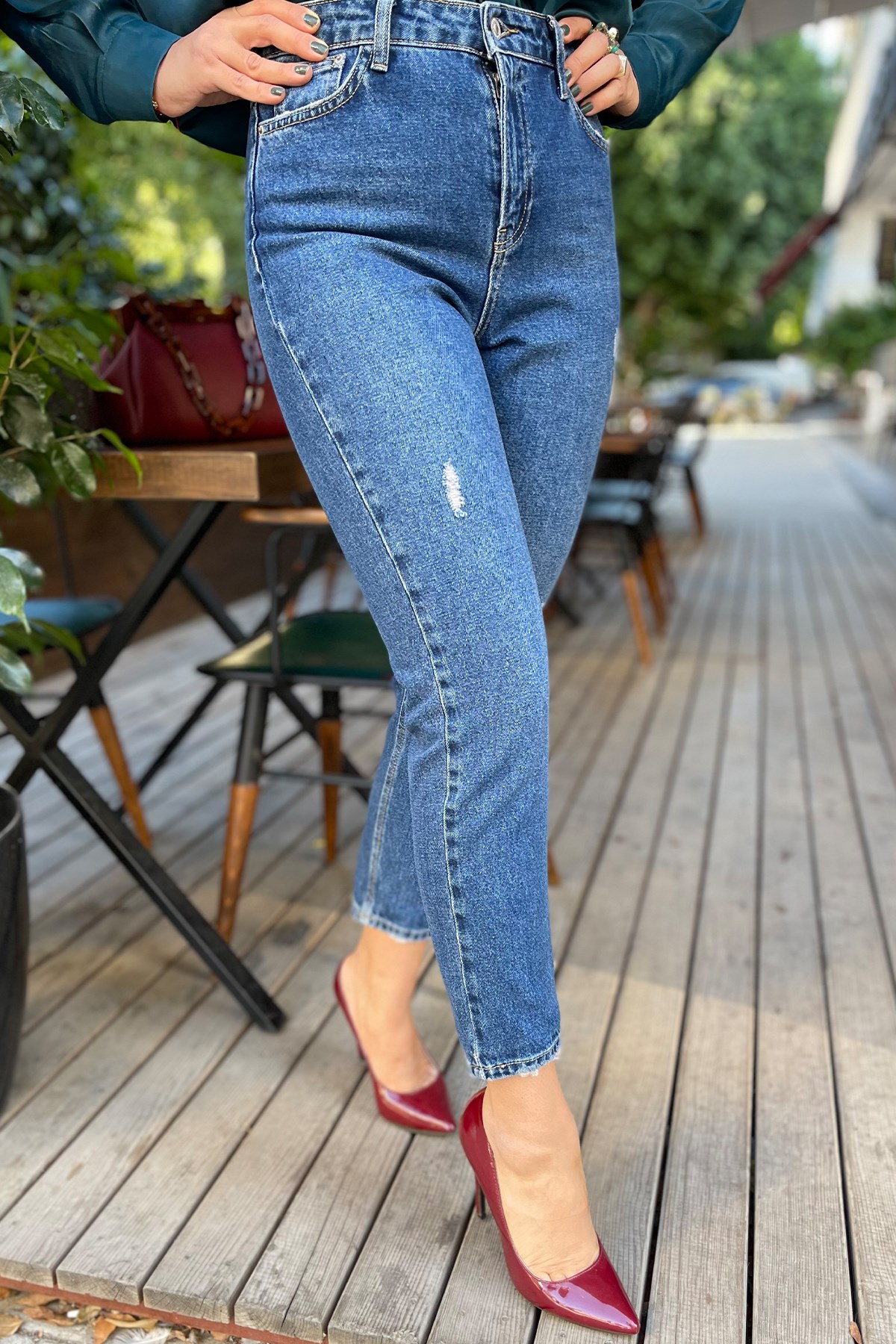 Koyu Renk Yırtık Detaylı Kot Pantolon