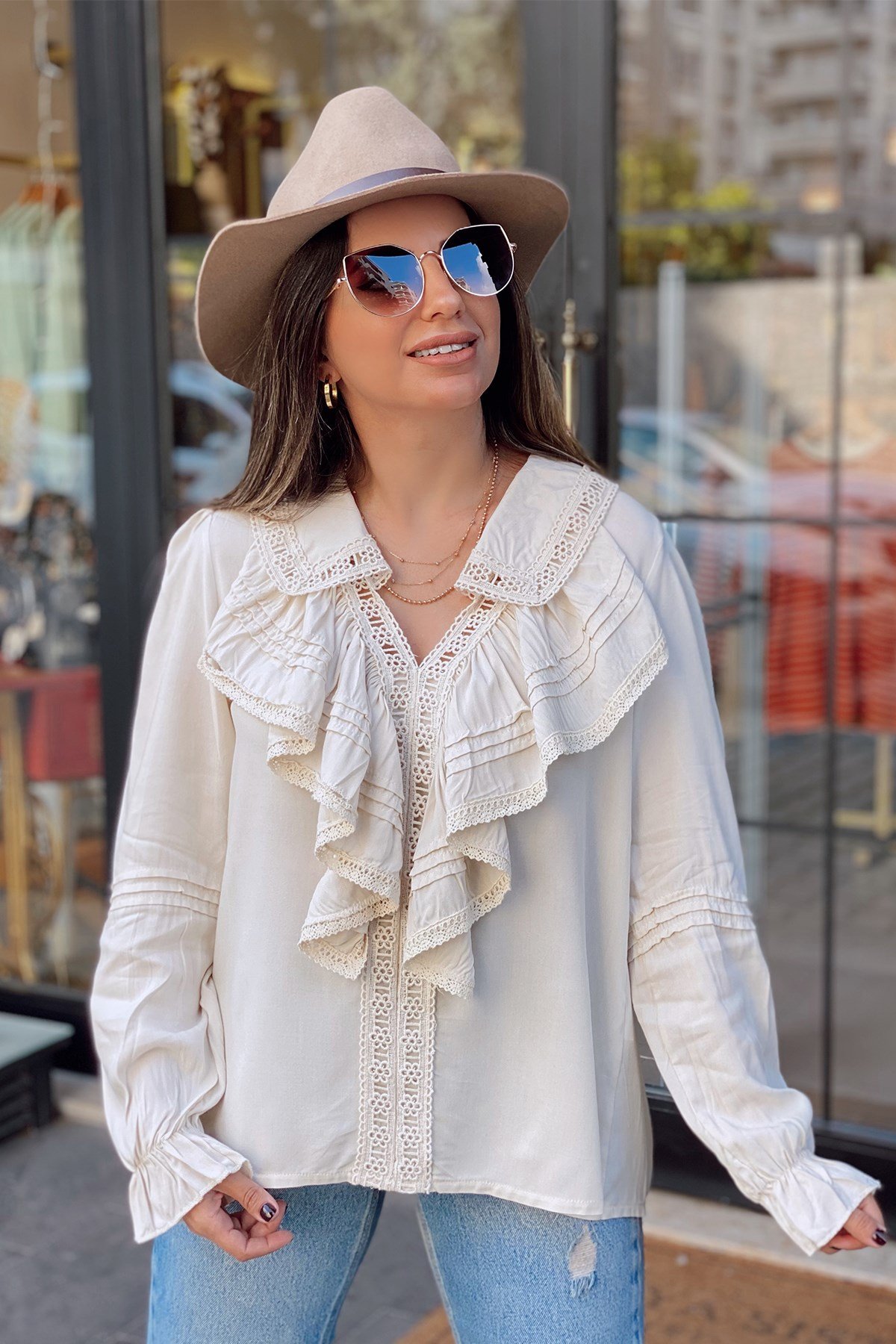 Krem Güpür Detay Volanlı Bluz