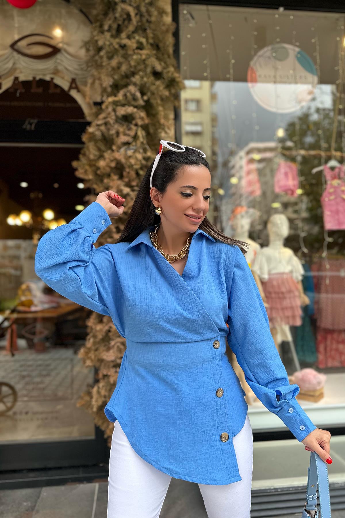 Mavi Kruvaze Yaka Düğme Detaylı Bluz