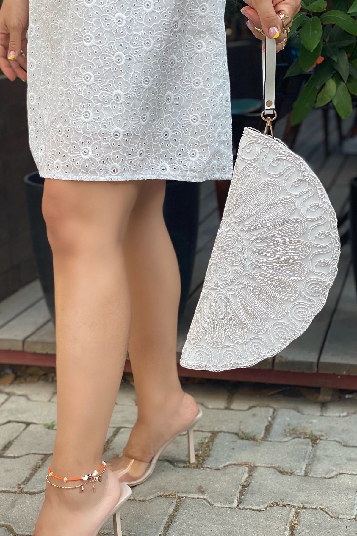 Nakış Detaylı Beyaz Portföy Çanta 
