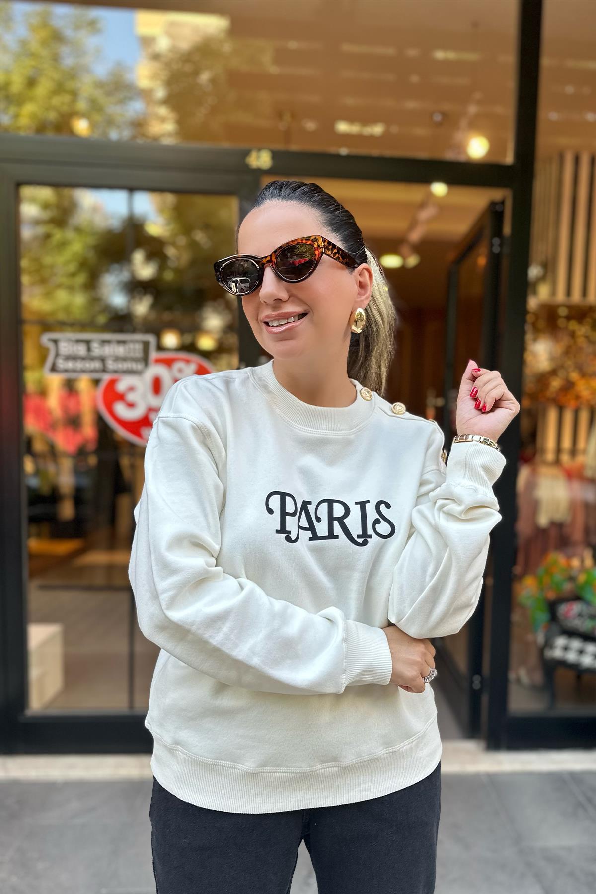Omuzu Gold Düğme Detaylı Beyaz Sweatshirt