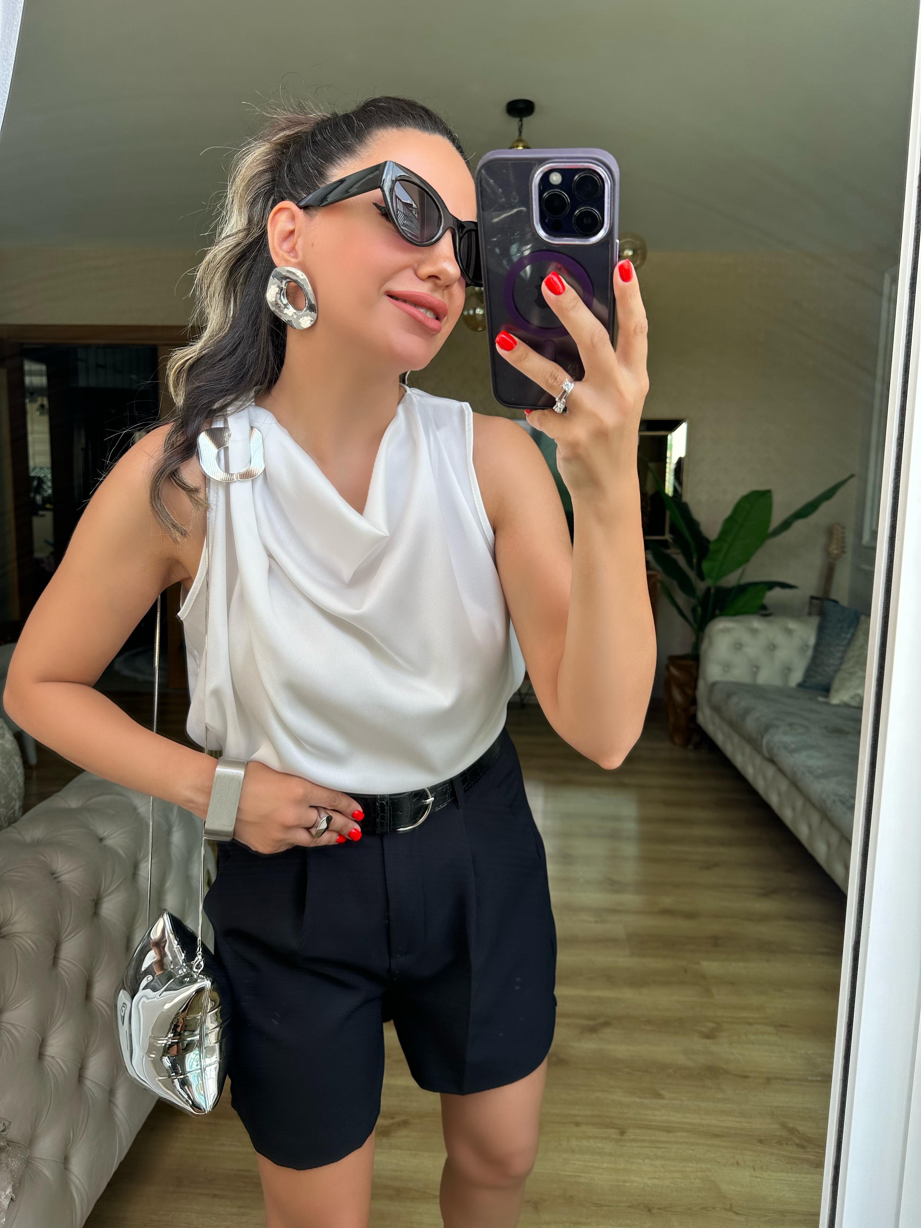 Omuzu Gümüş Toka Detaylı Beyaz Bluz