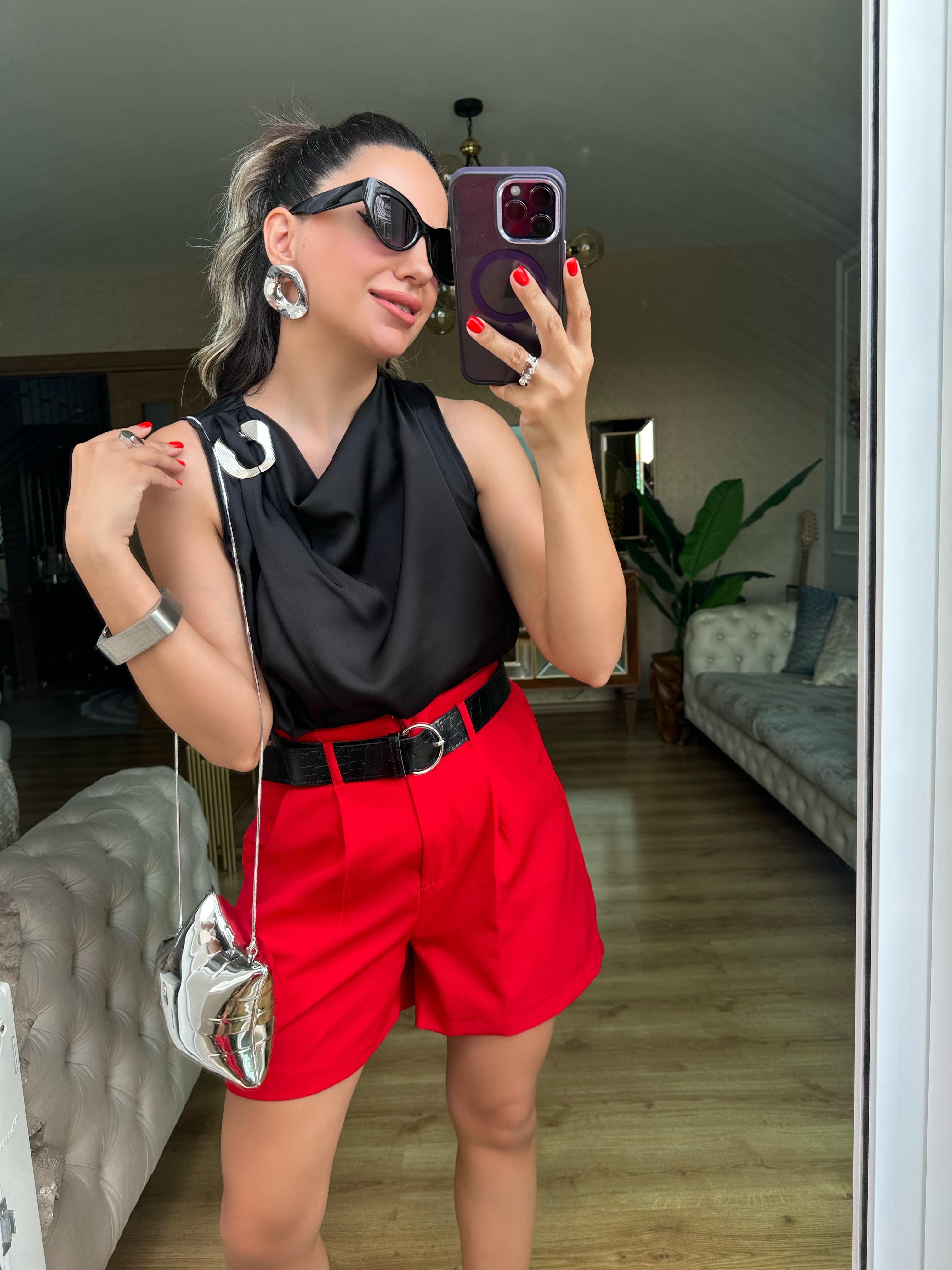 Omuzu Gümüş Toka Detaylı Siyah Bluz