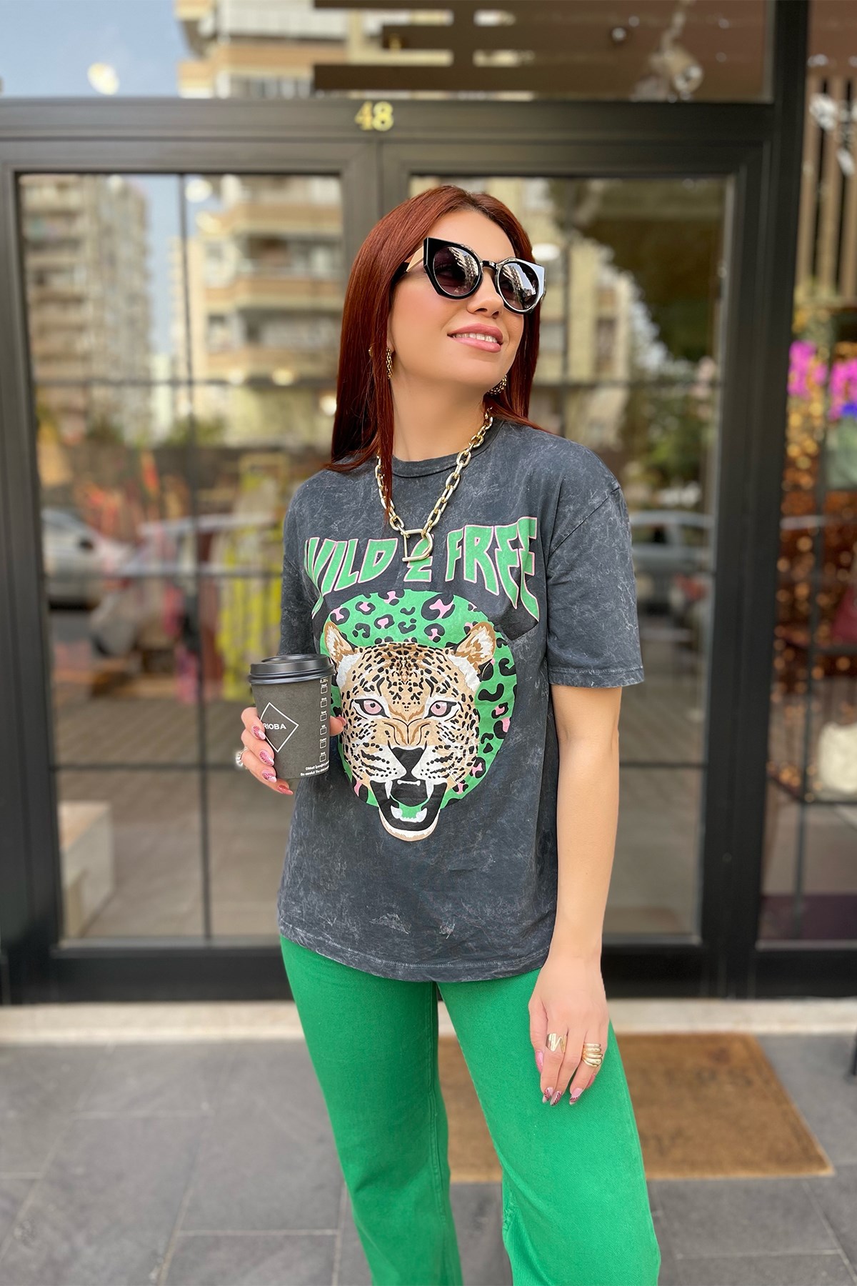 Önü Aslan Detaylı Yeşil Yıkamalı Tshirt