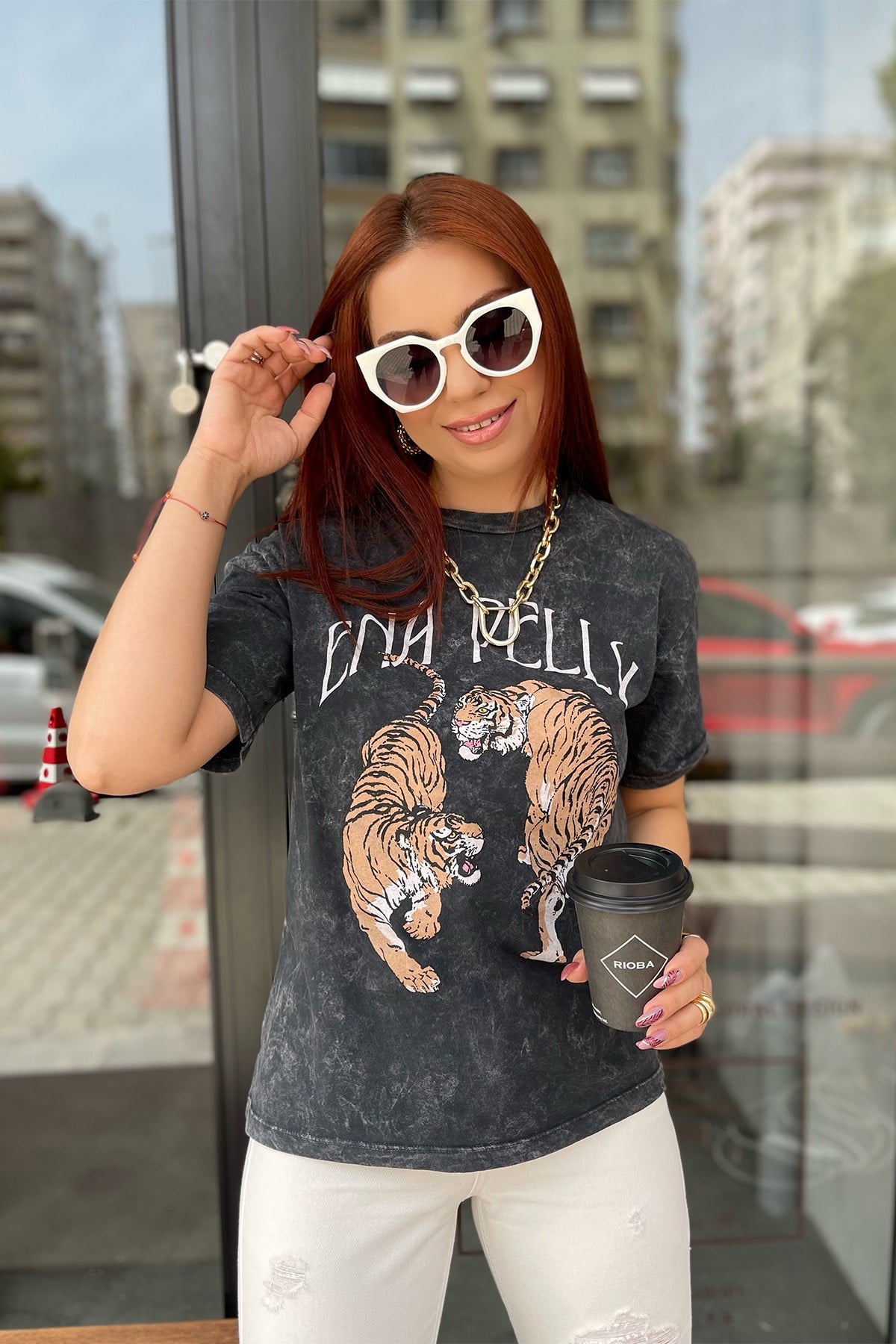 Önü Aslan Detaylı Yıkamalı Tshirt