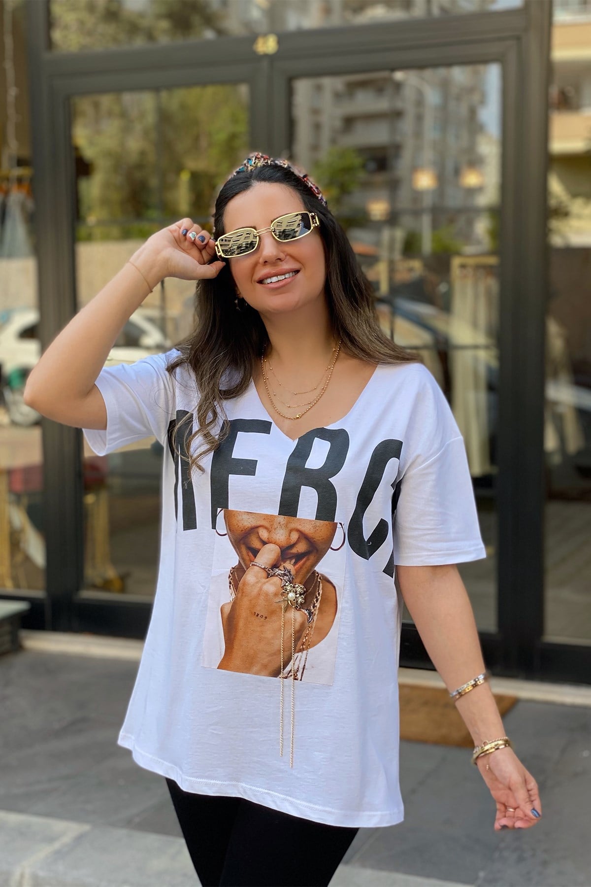 Önü Baskılı Broşlu V Yaka Tshirt