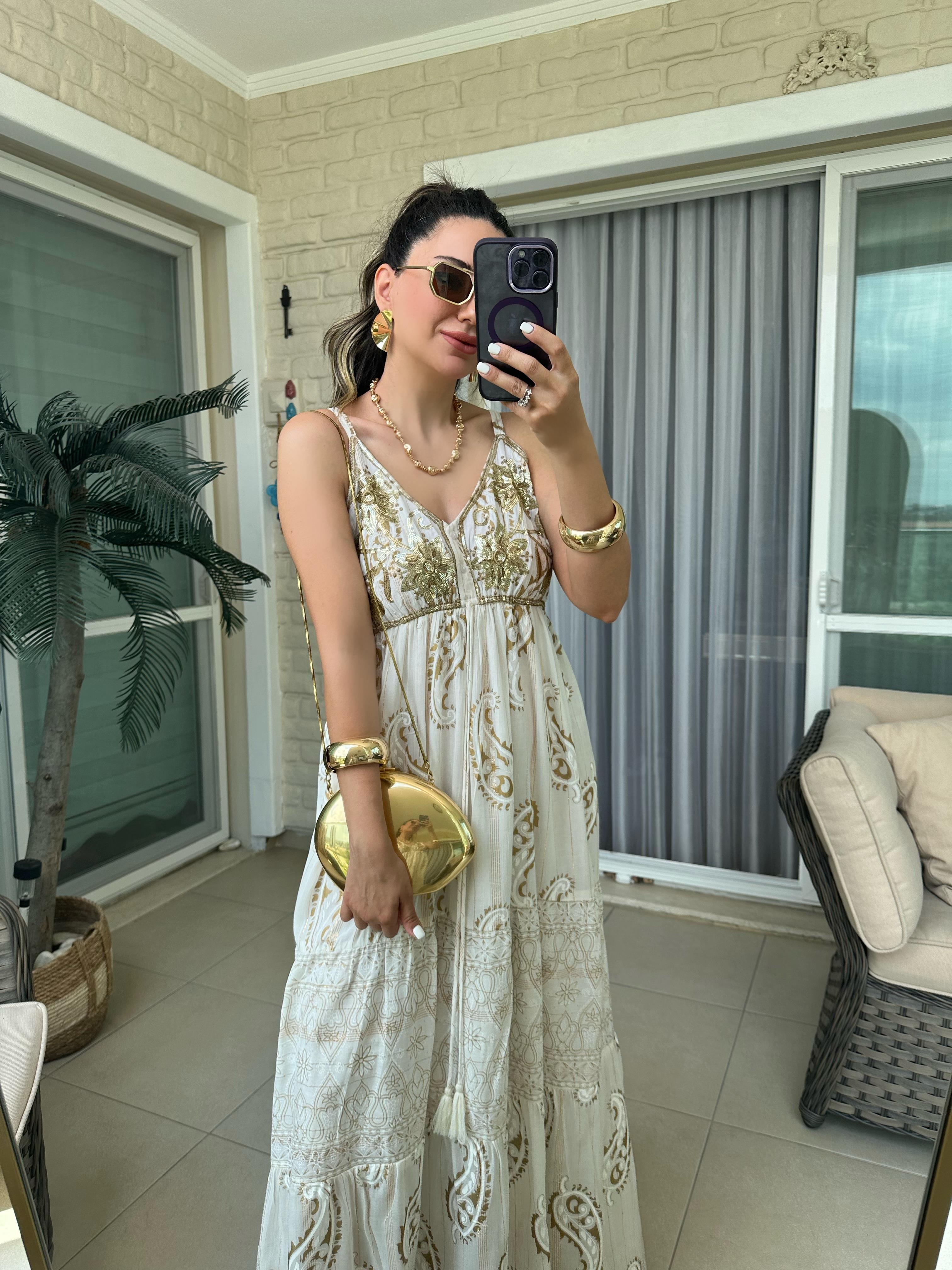 Önü Gold Payet İşlemeli Beyaz Elbise