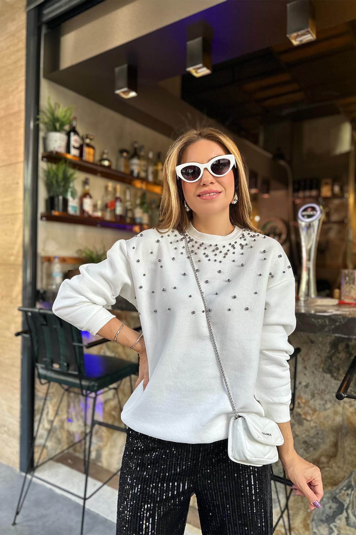 Önü İncili Beyaz Sweatshirt