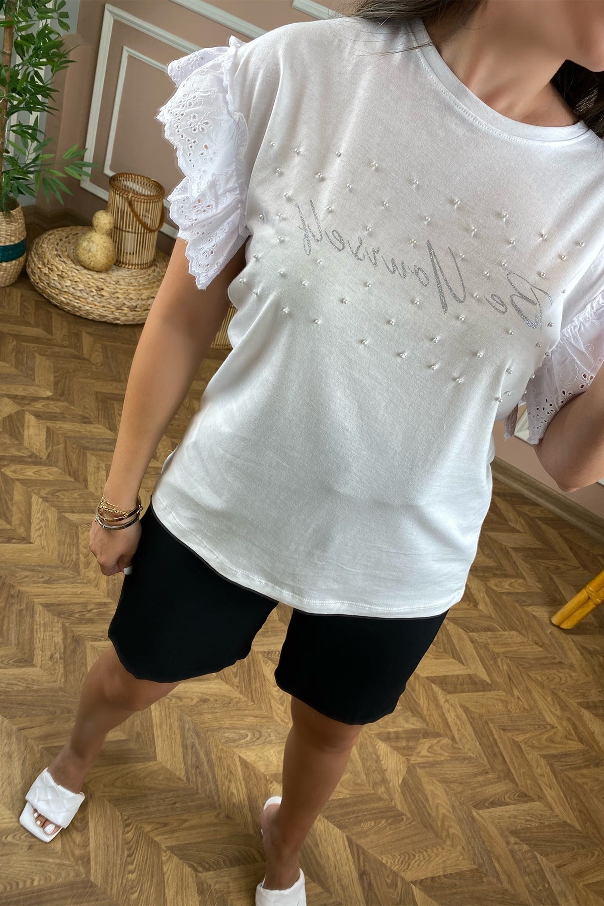 Önü İncili Kol Fisto Detay Beyaz Tshirt