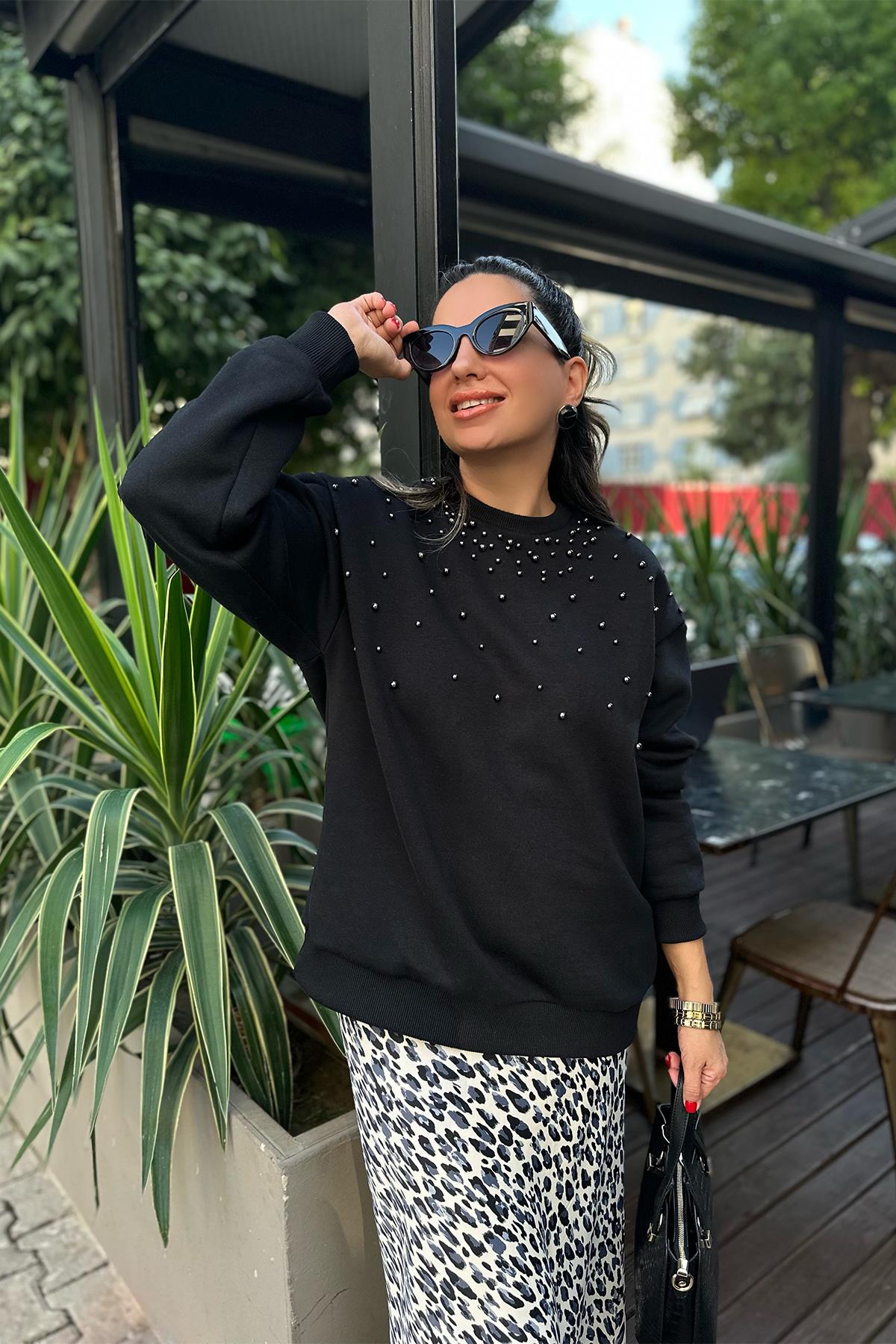 Önü İncili Siyah Sweatshirt