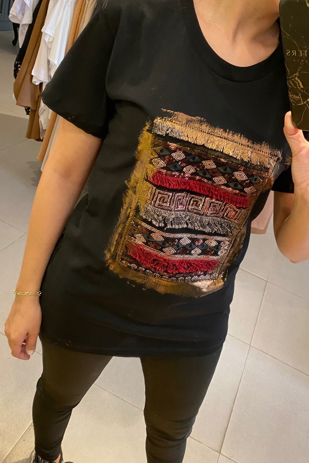 Önü İşlemeli Siyah Tshirt