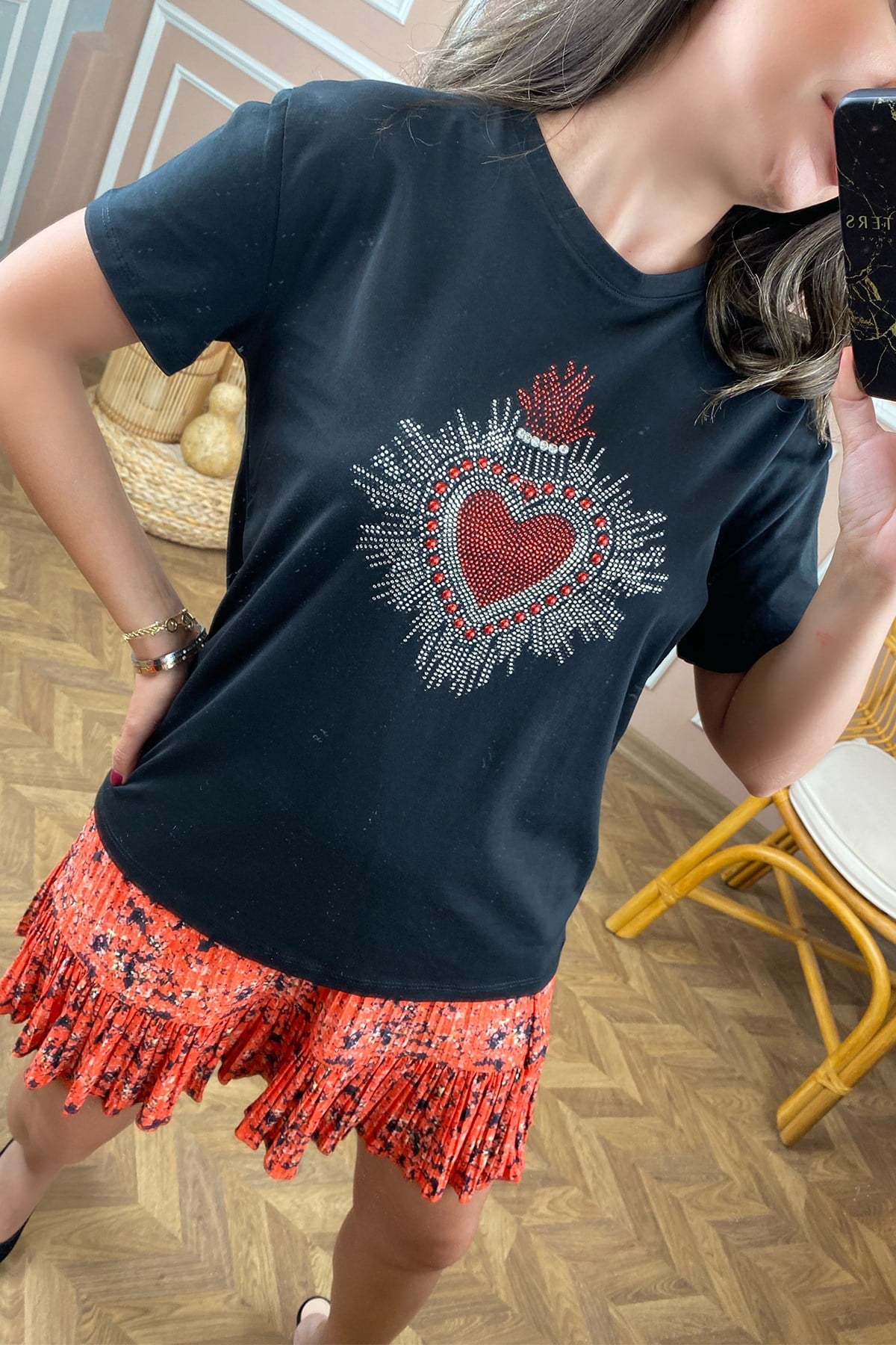 Önü Kalp İşlemeli Siyah Tshirt