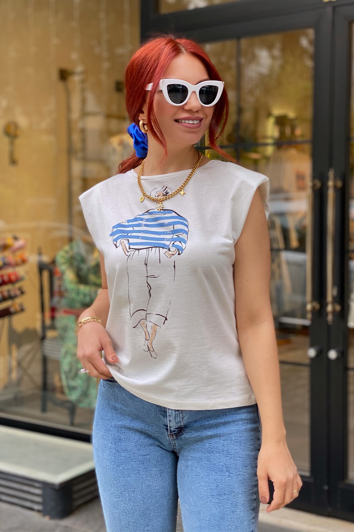 Önü Mavi Figürlü Beyaz Tshirt