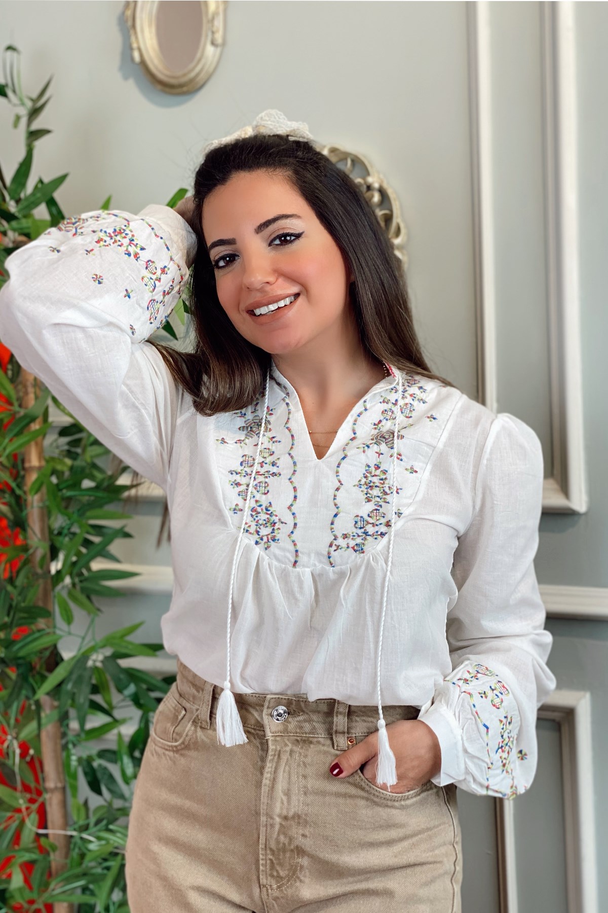 Önü Nakış Detaylı Bluz