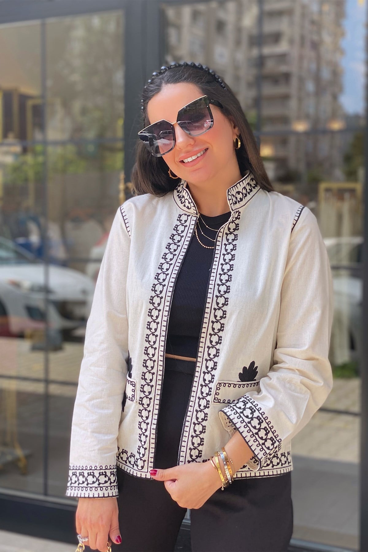 Önü Siyah Nakışlı Ceket