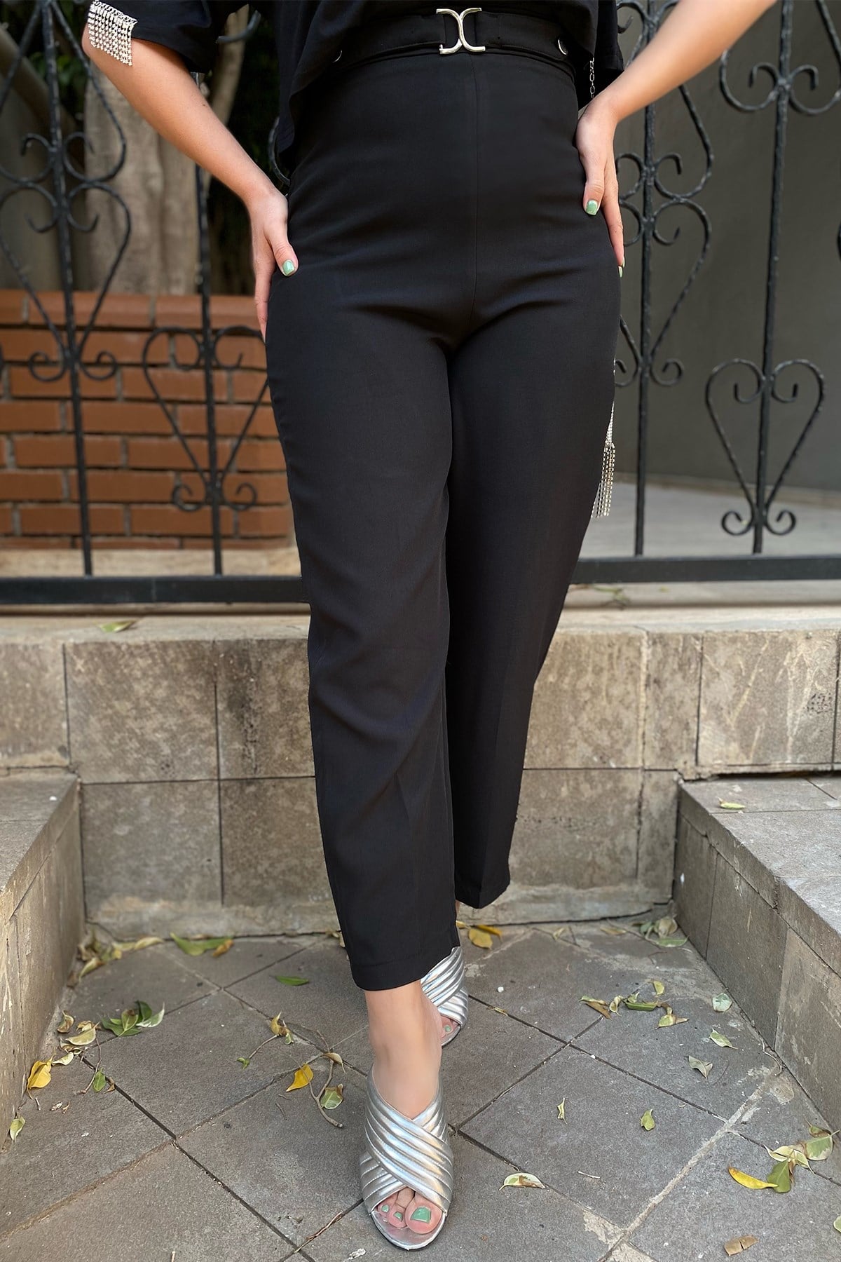 Önü Tokalı Siyah Pantolon 