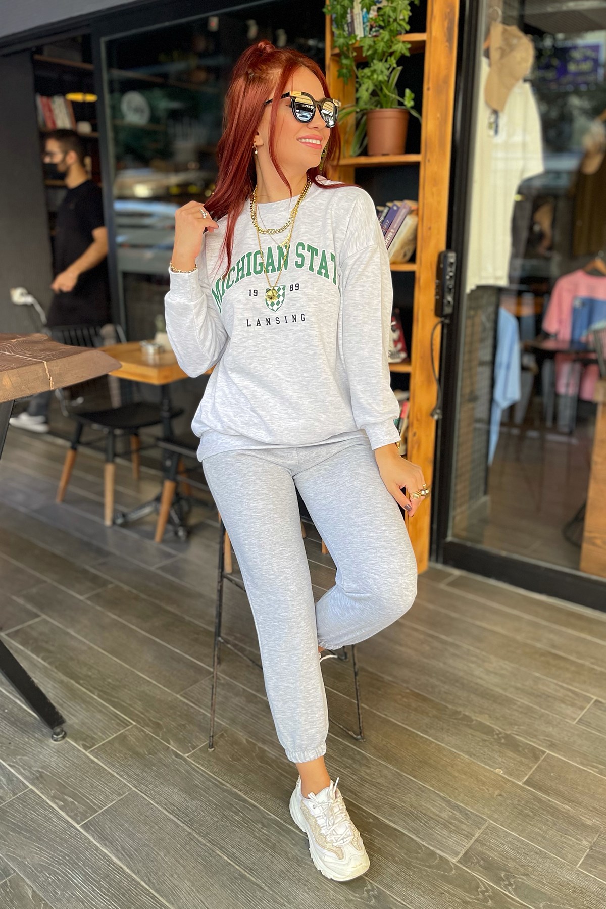 Önü Yeşil Baskılı Gri Sweatshirt