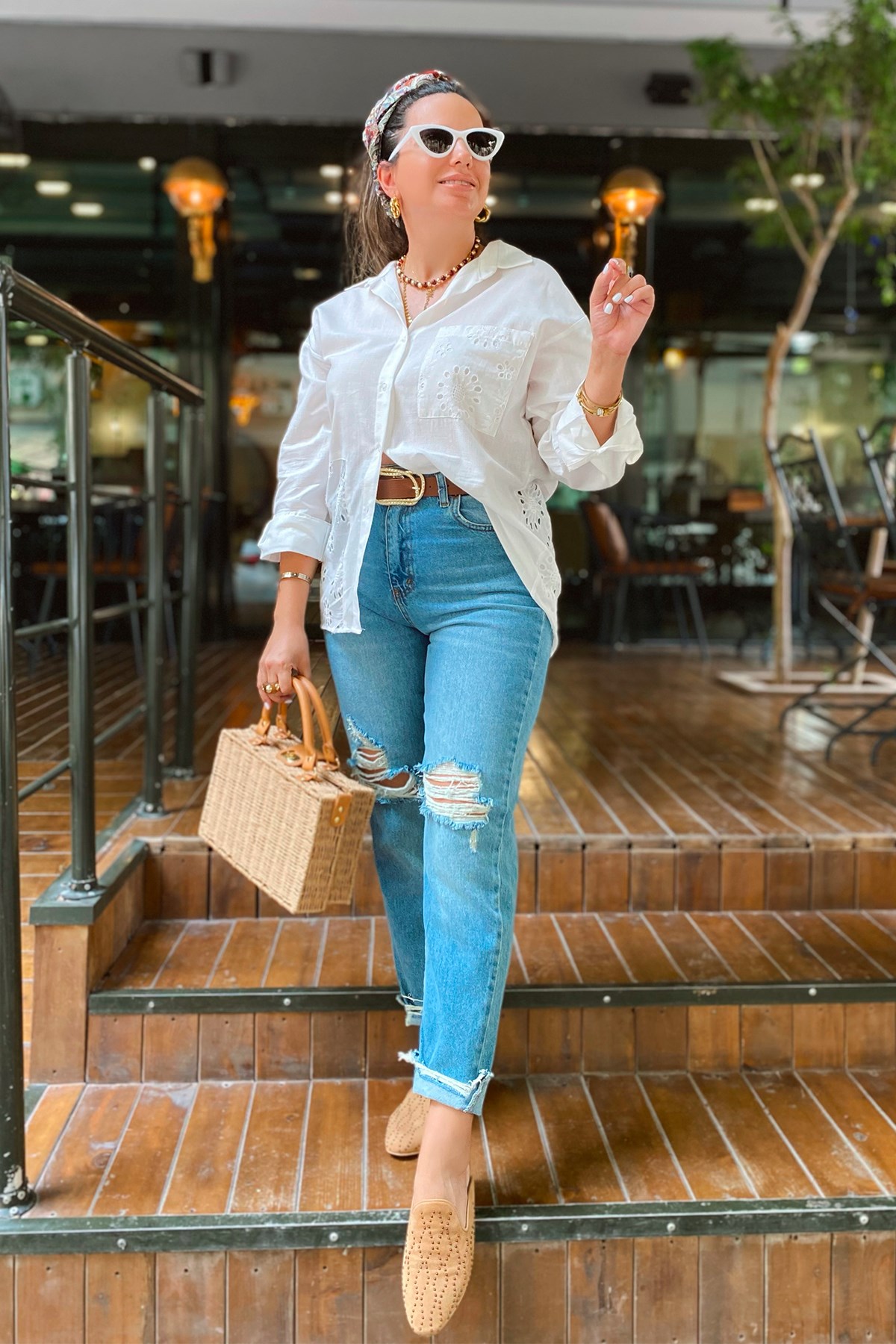Önü Yırtık Detaylı Jean