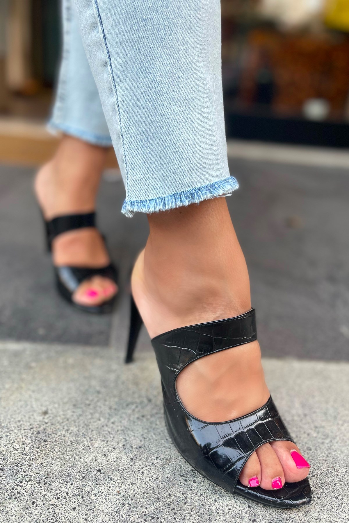 Paça Kesik Açık Renk Pantolon 