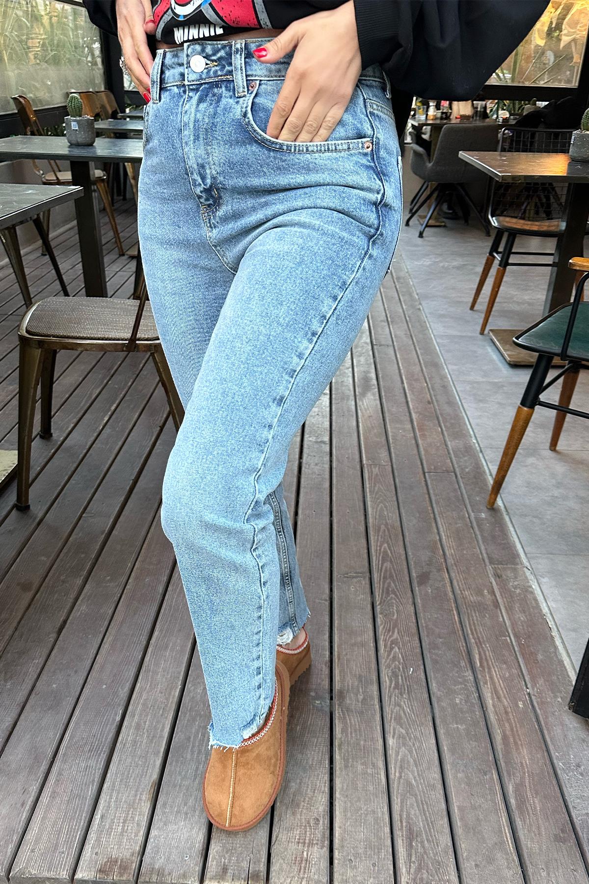 Paçası Yırtık Detaylı Orjinal Jean