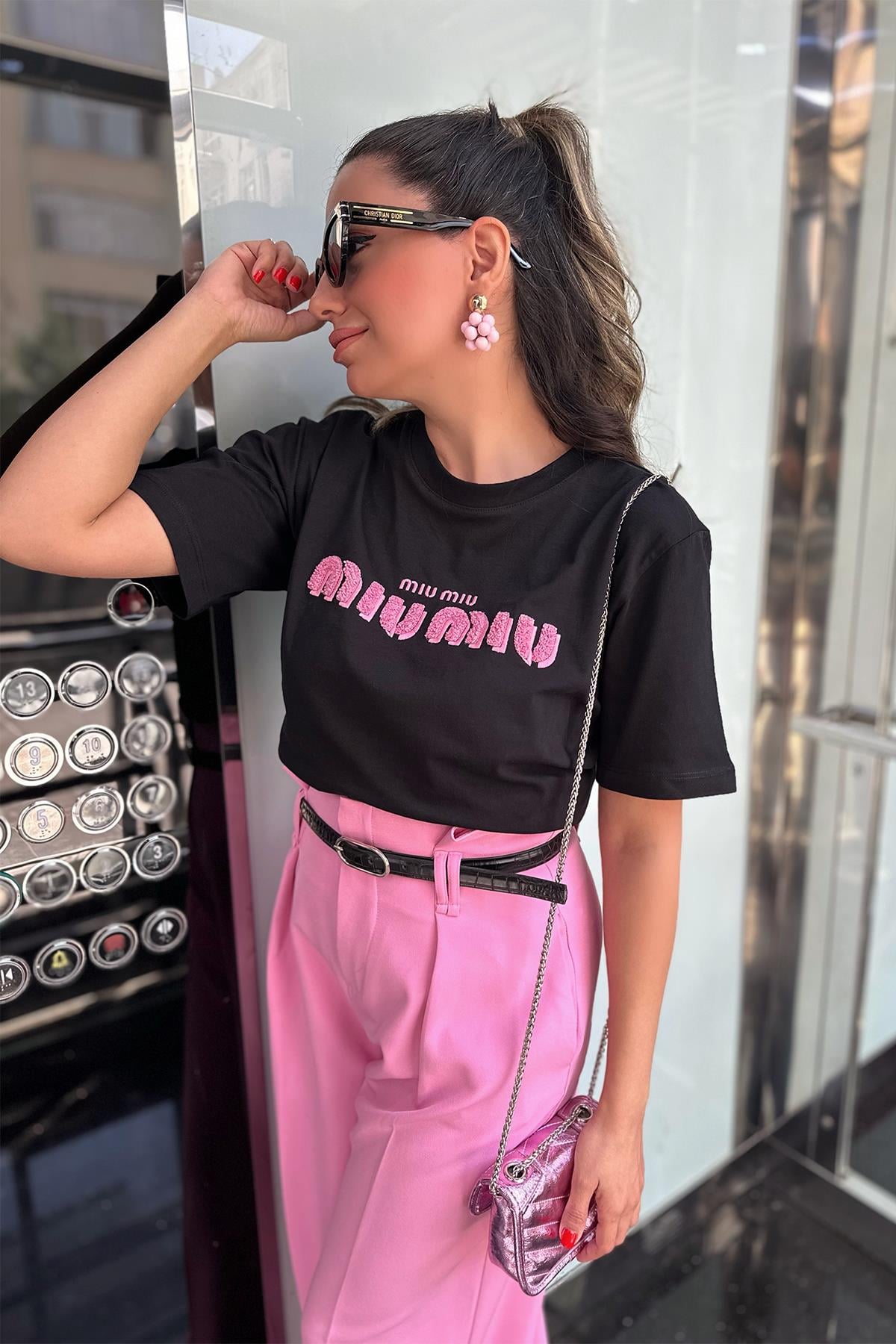 Pembe Nakışlı Orj Siyah Tshirt