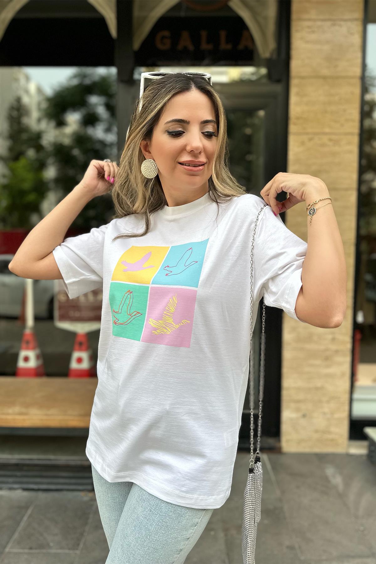 Renkli Kuş Detaylı Tshirt