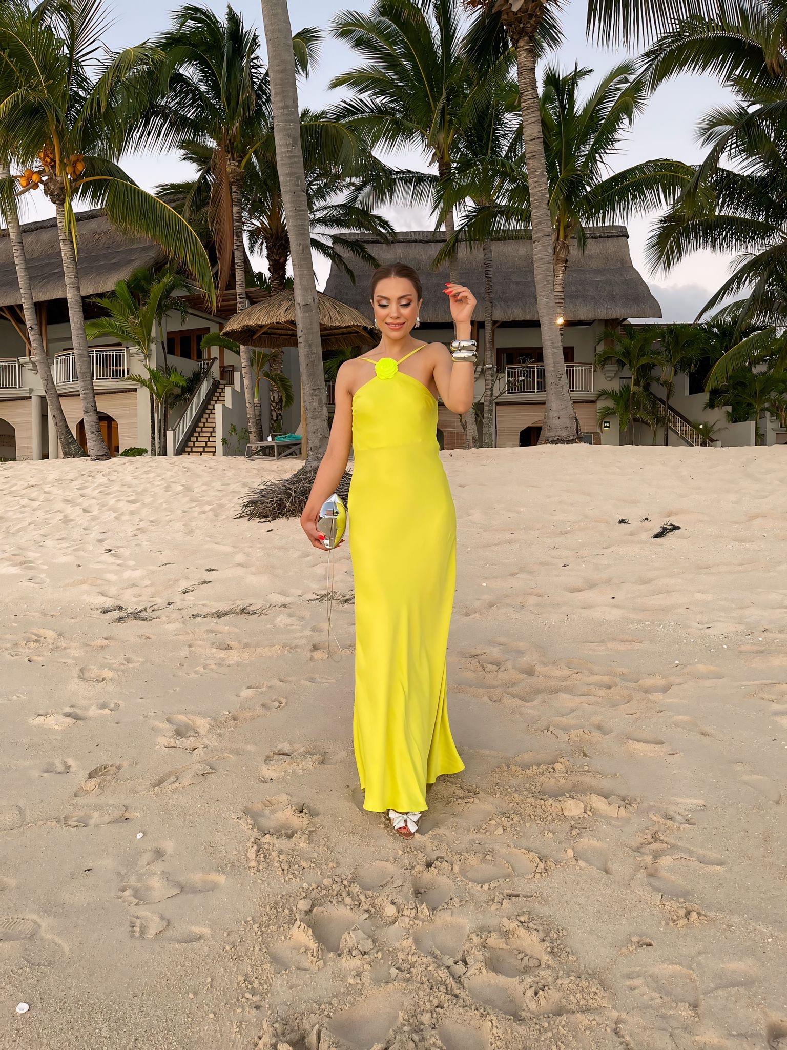 Sarı Sırt Dekolteli Uzun Saten Elbise