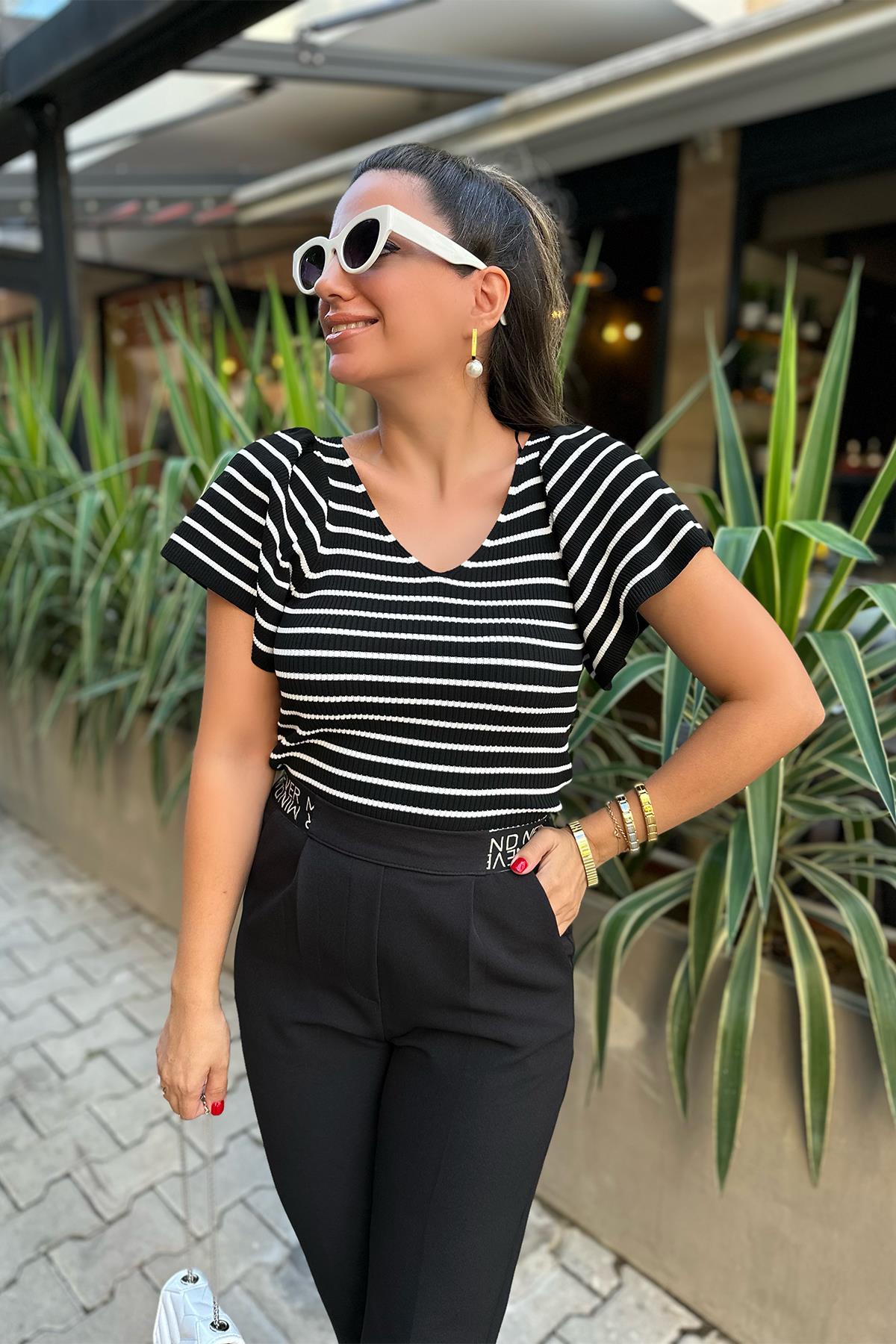 Siyah Beyaz Çizgili V Yaka Kolları Volanlı Triko Bluz