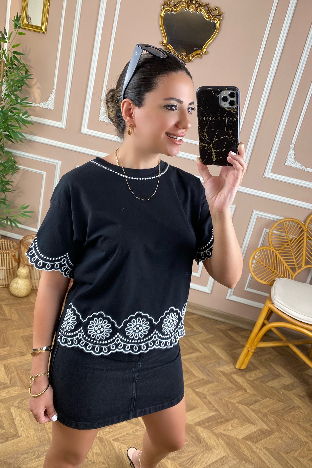 Siyah Beyaz Nakışlı Tshirt