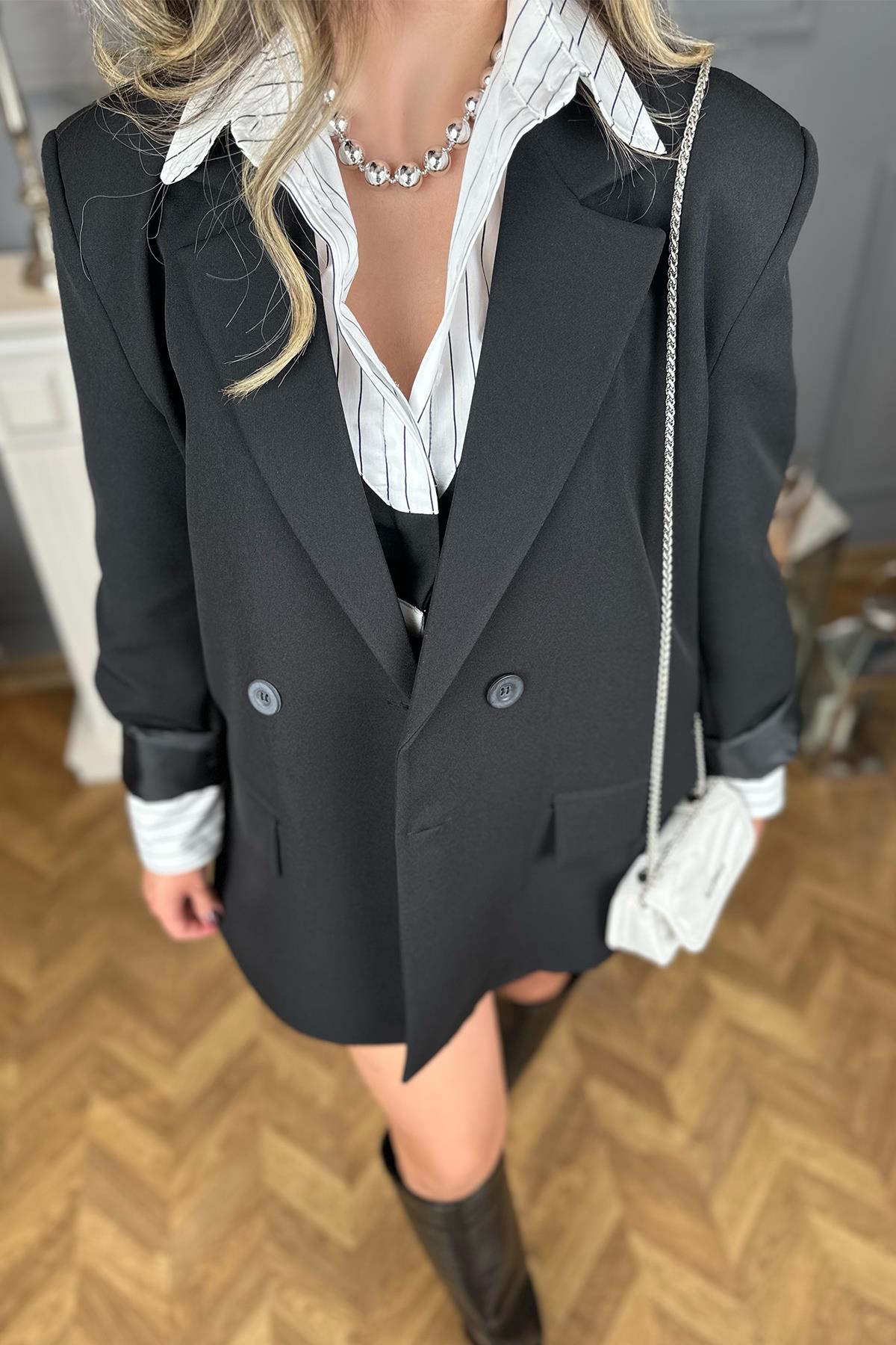 Siyah Düğme Detaylı Blazer Ceket