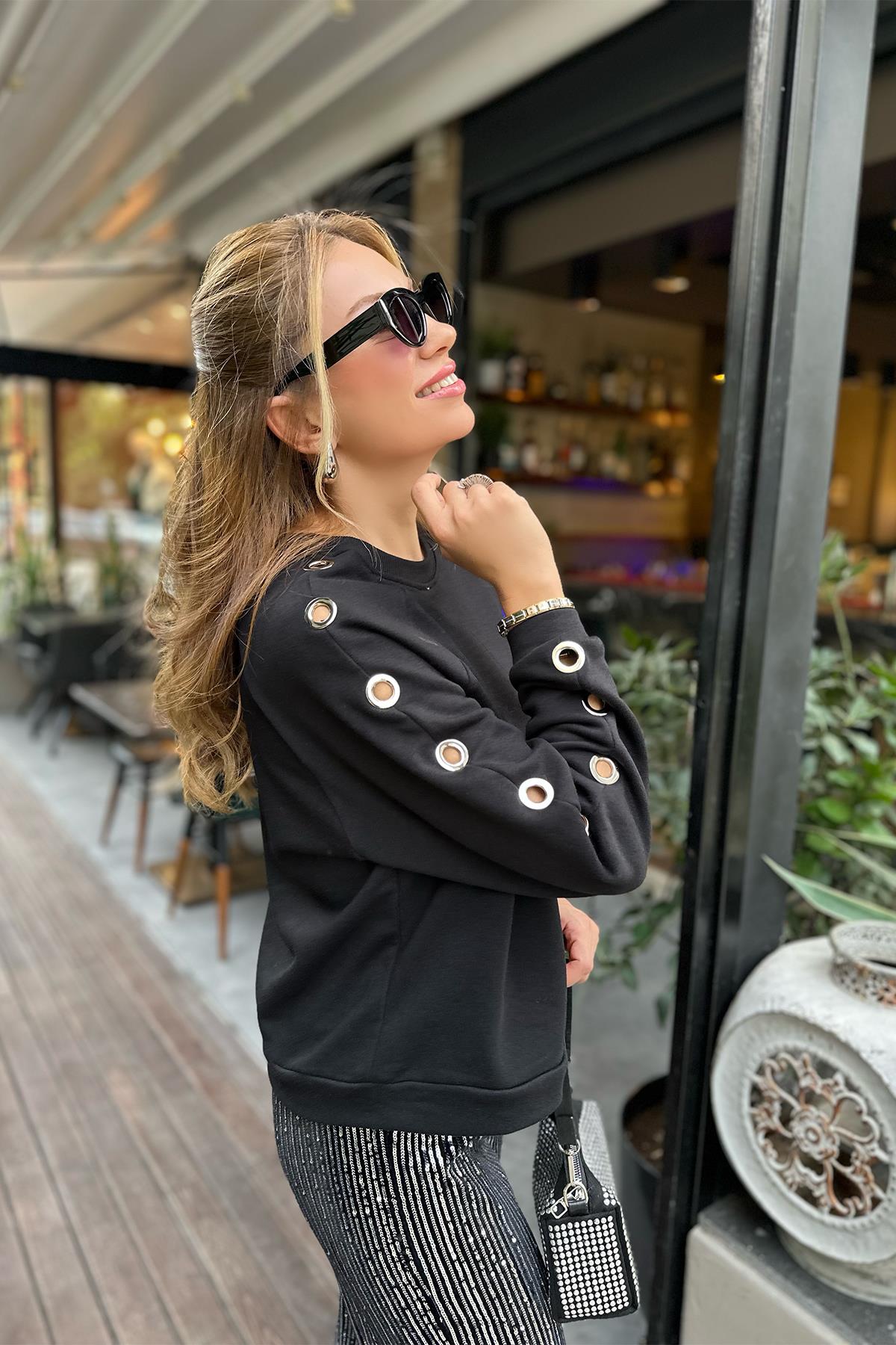 Siyah Kolları Kuşgözü Detaylı Sweatshirt