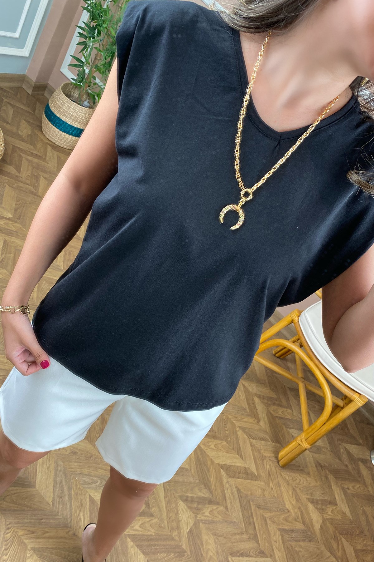 Siyah V Yaka Vatkalı Tshirt