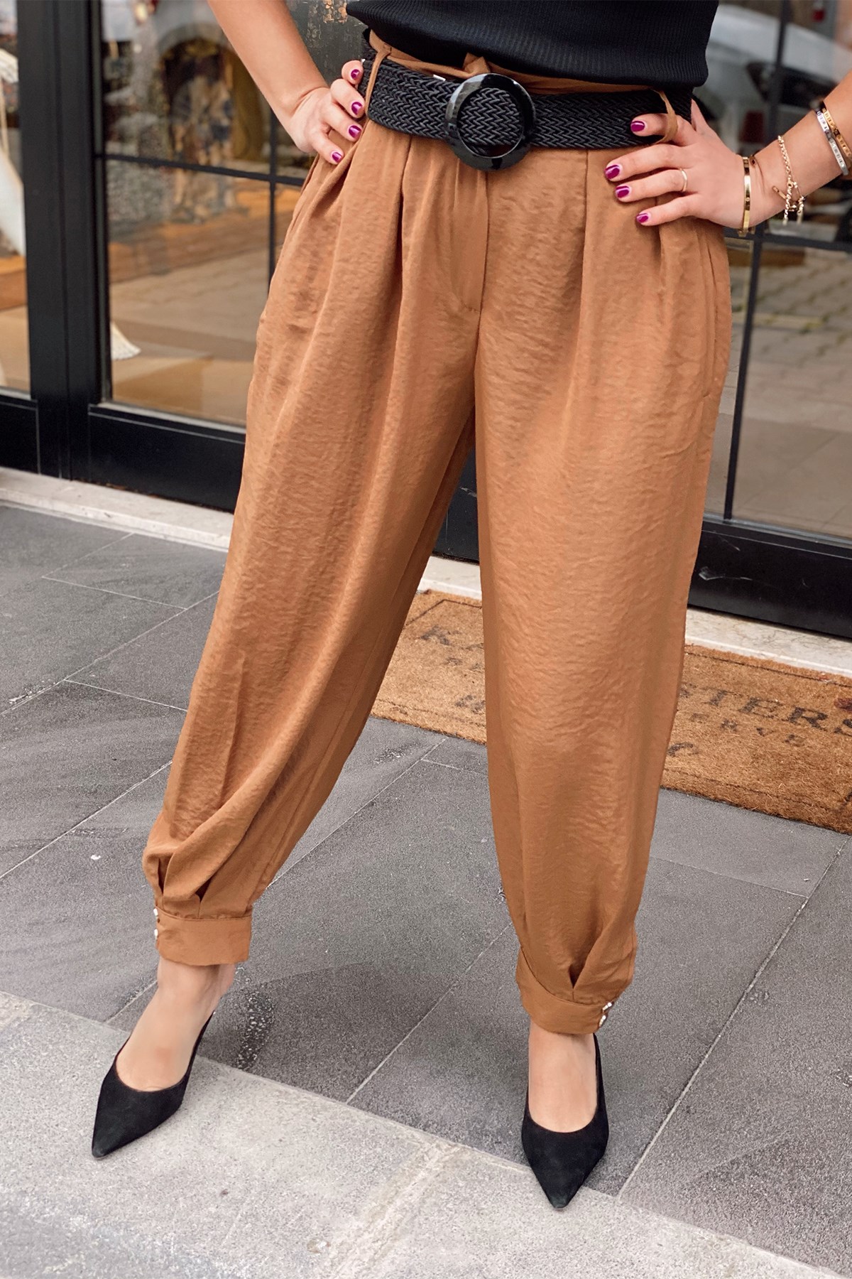 Taba Kemerli Paçası Çıtçıt Detaylı Pantolon