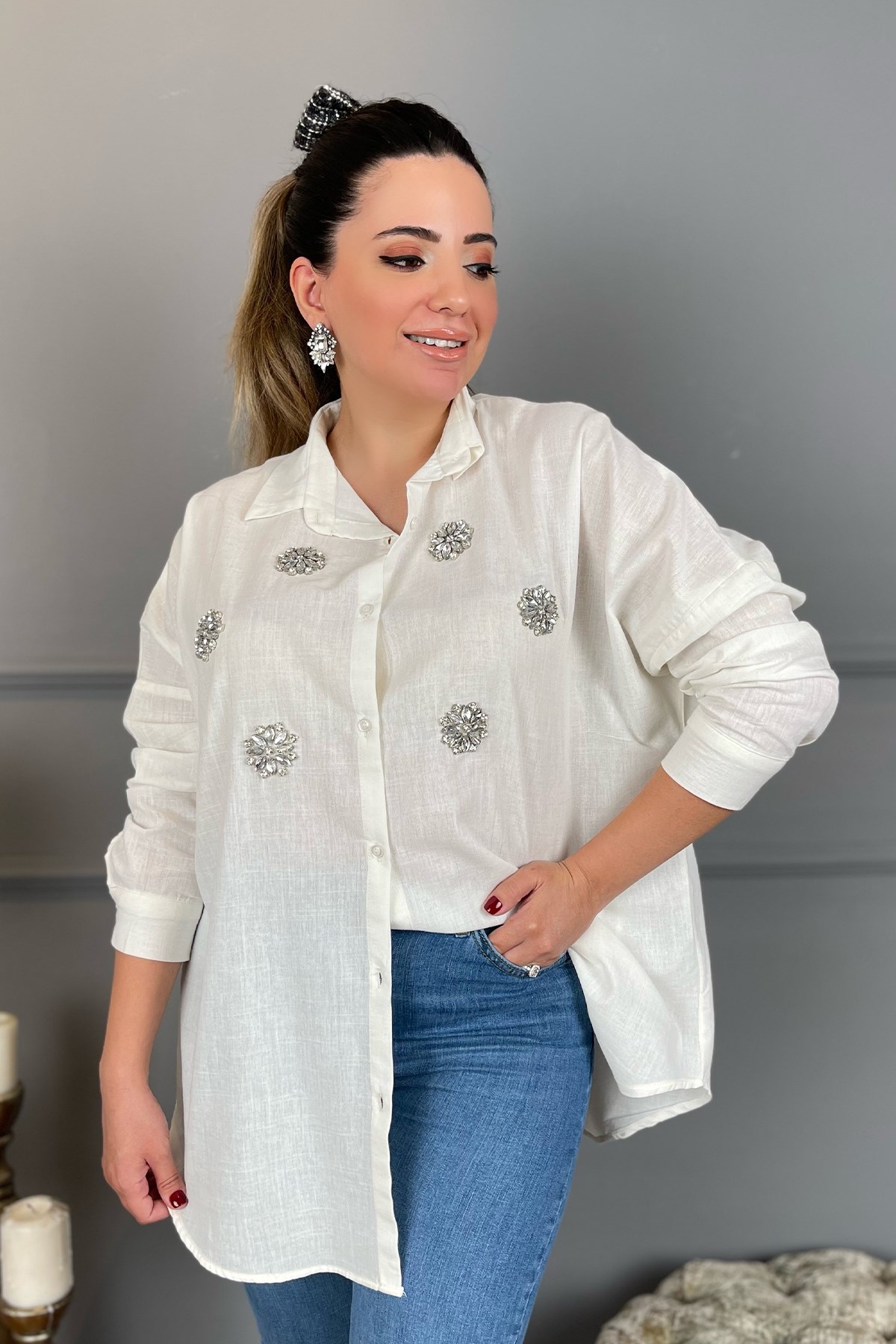 Taş Detaylı Beyaz Oversize  Gömlek