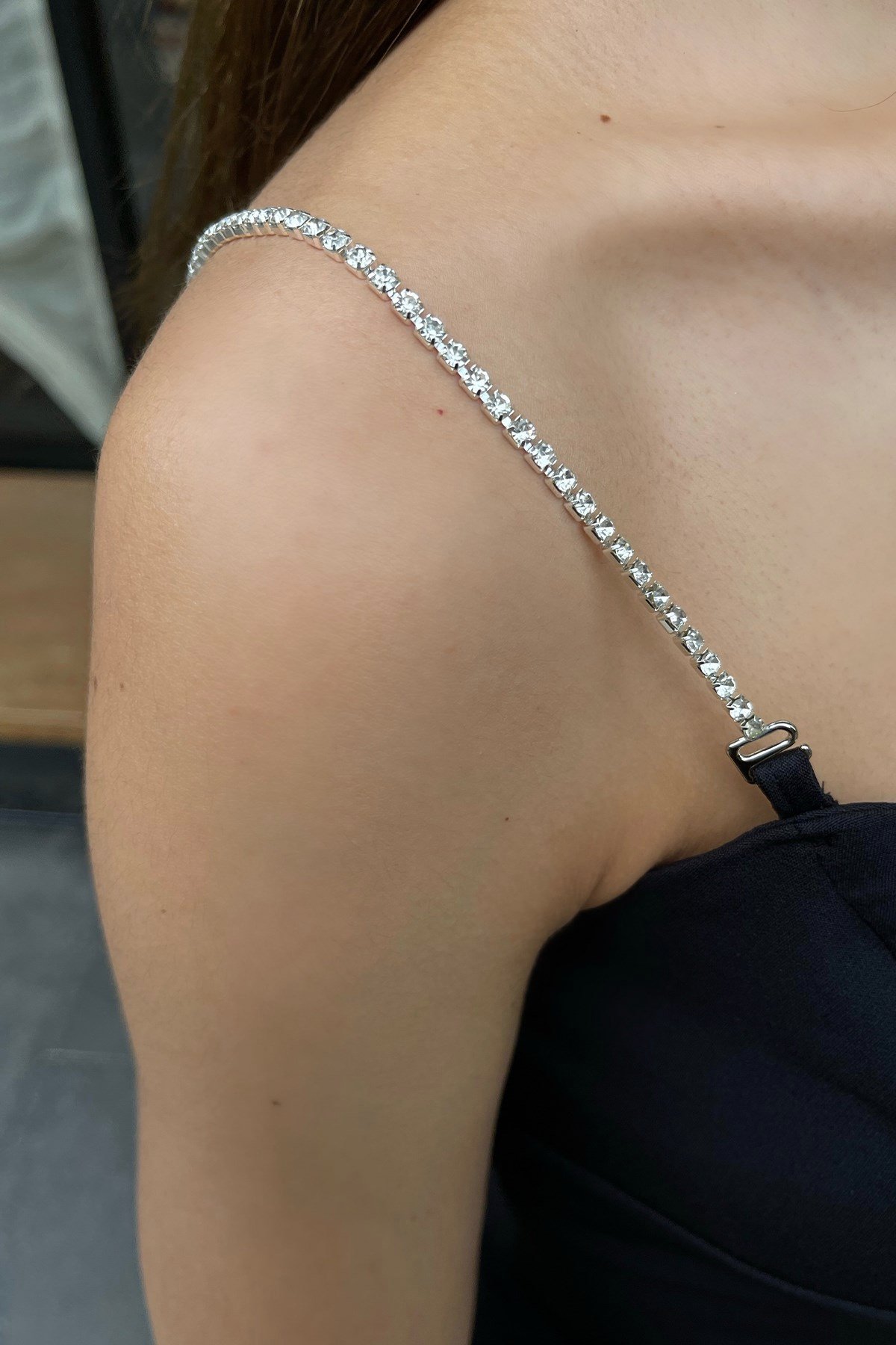 Taş Detaylı İp Askılı Yırtmaçlı Siyah Elbise