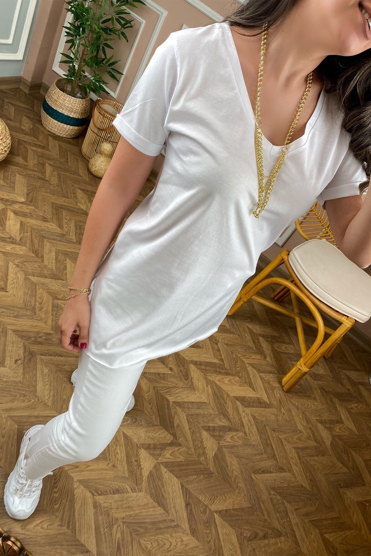 V Yaka Beyaz Basic Tshirt