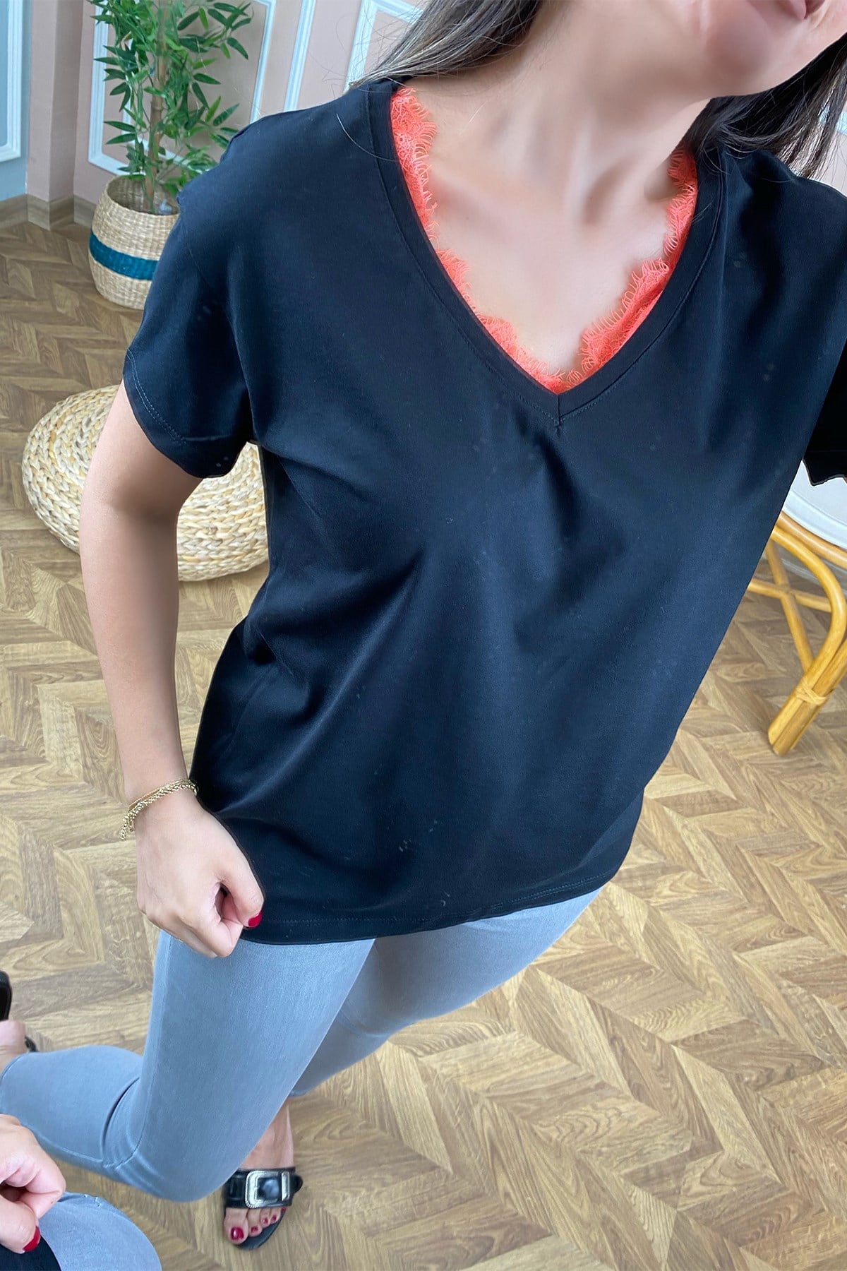 V Yaka Dantel Detaylı Siyah Tshirt