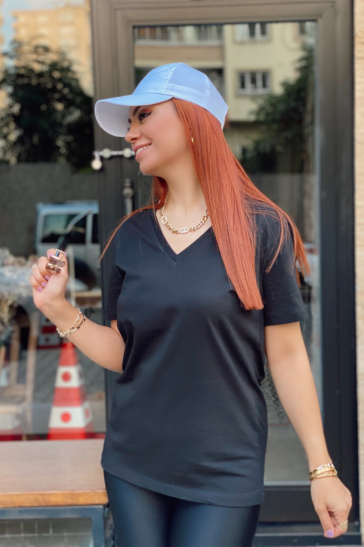 V Yaka Siyah Tshirt