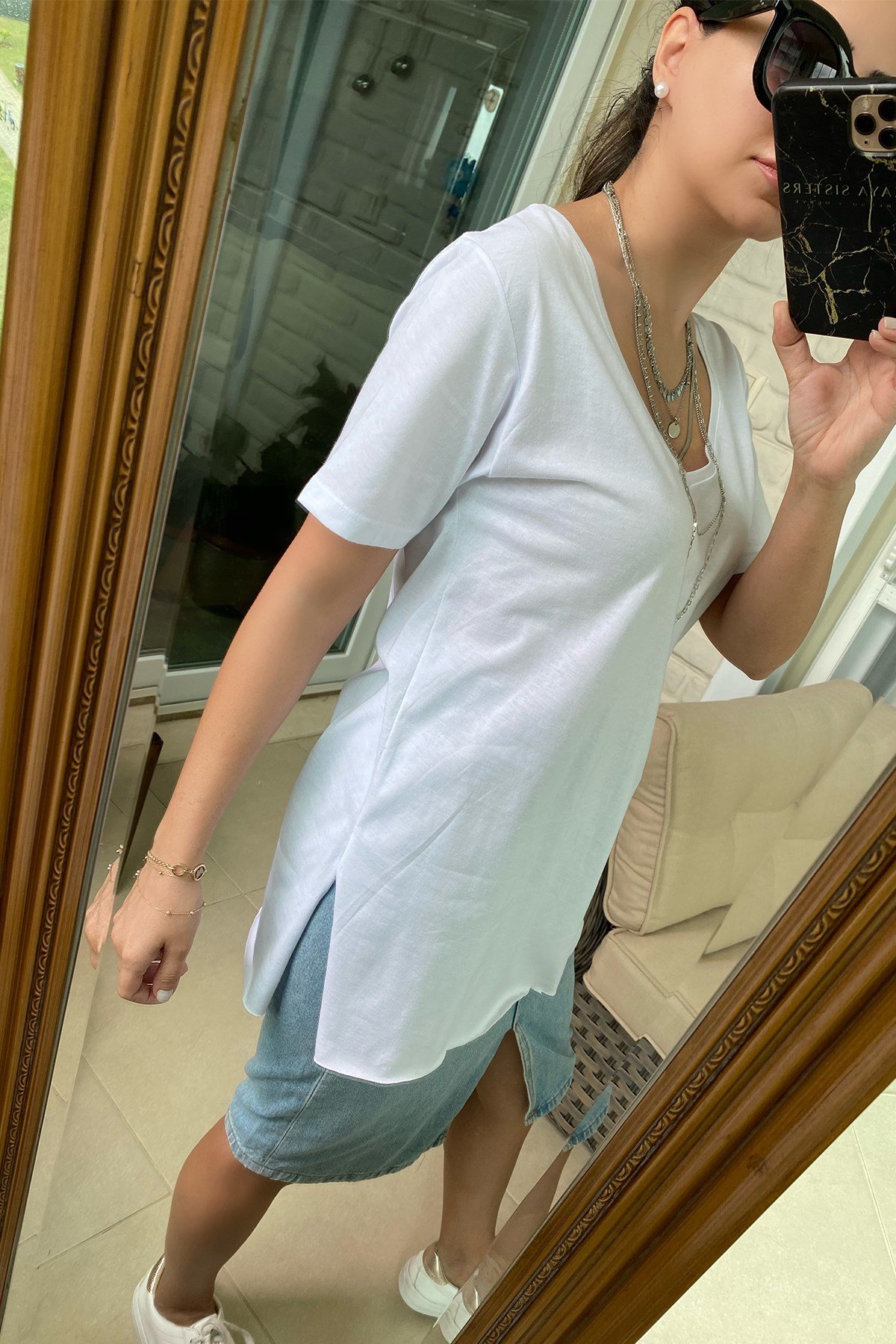 V Yaka Yandan Yırtmaçlı  Beyaz Tshirt