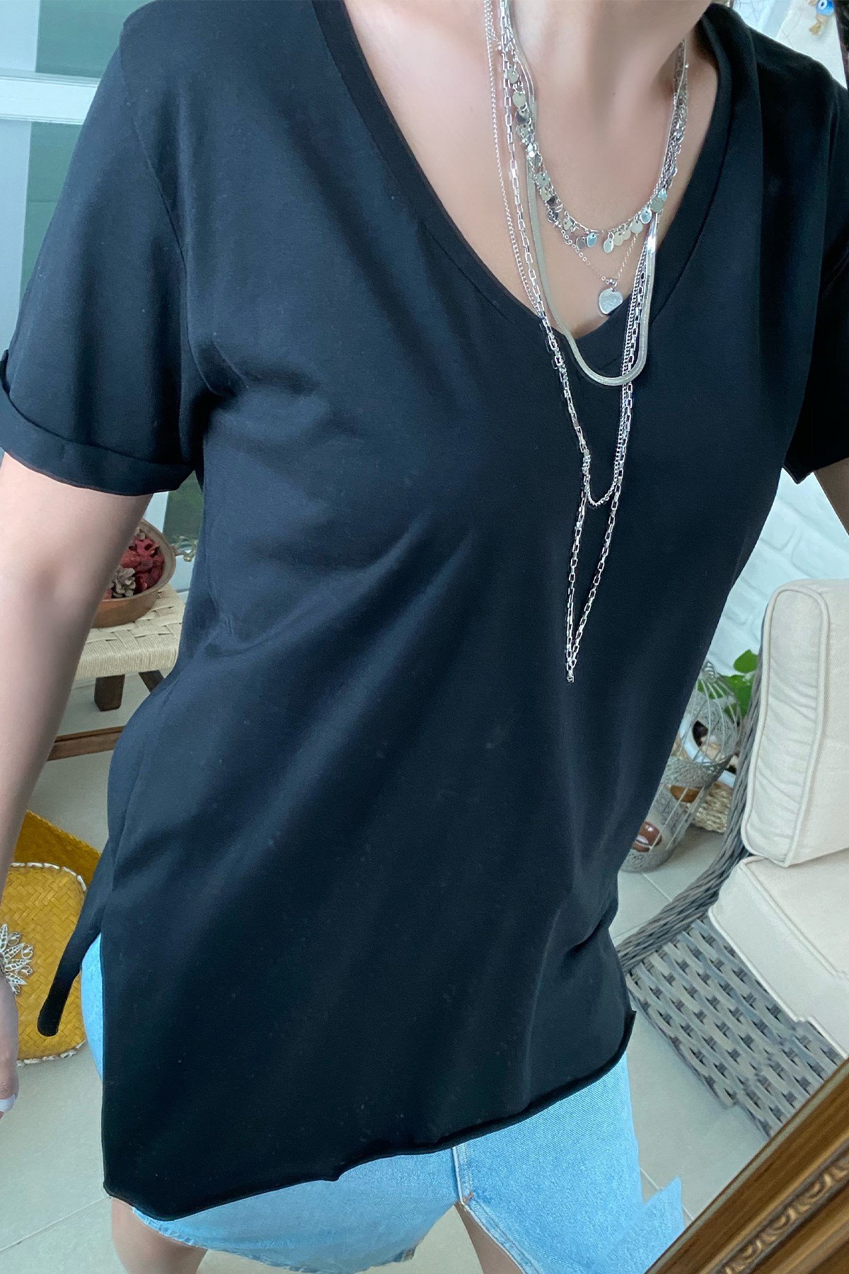 V Yaka Yandan Yırtmaçlı  Siyah Tshirt