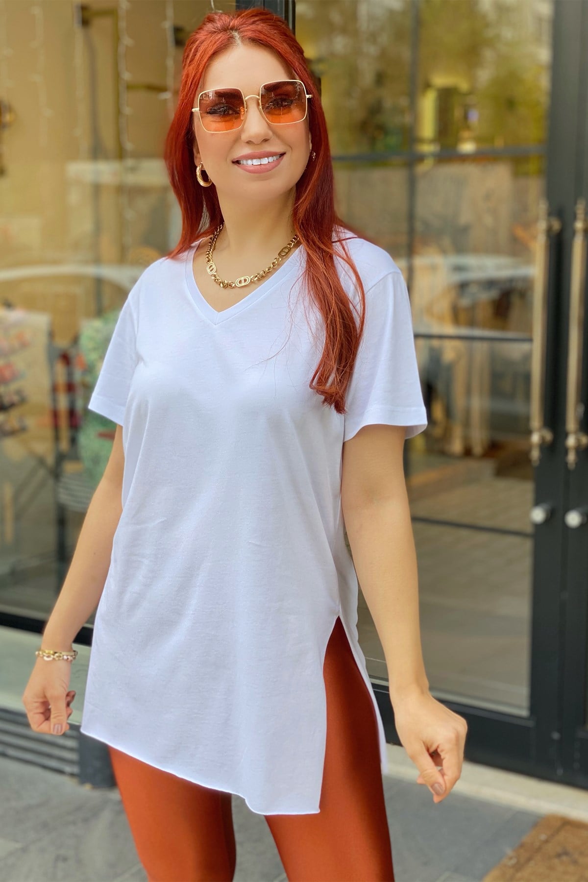 V Yaka Yandan Yırtmaçlı Beyaz Basic Tshirt