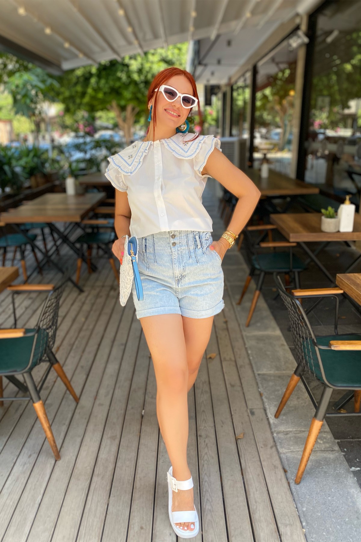 Yakası Mavi Nakışlı Gömlek Bluz