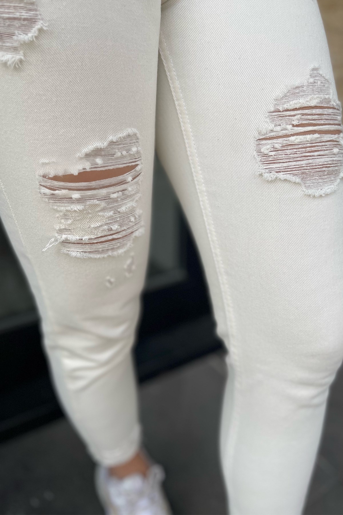 Yırtık Detaylı Ekru Mom Pantolon