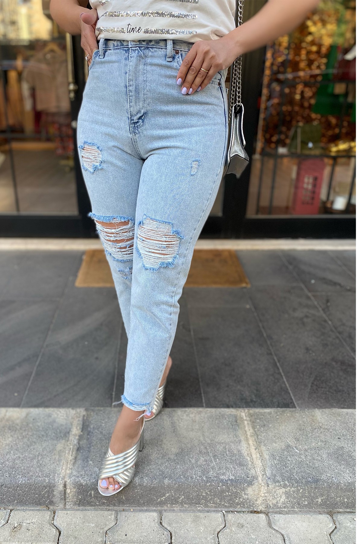 Yırtık Detaylı Mom Jean Pantolon
