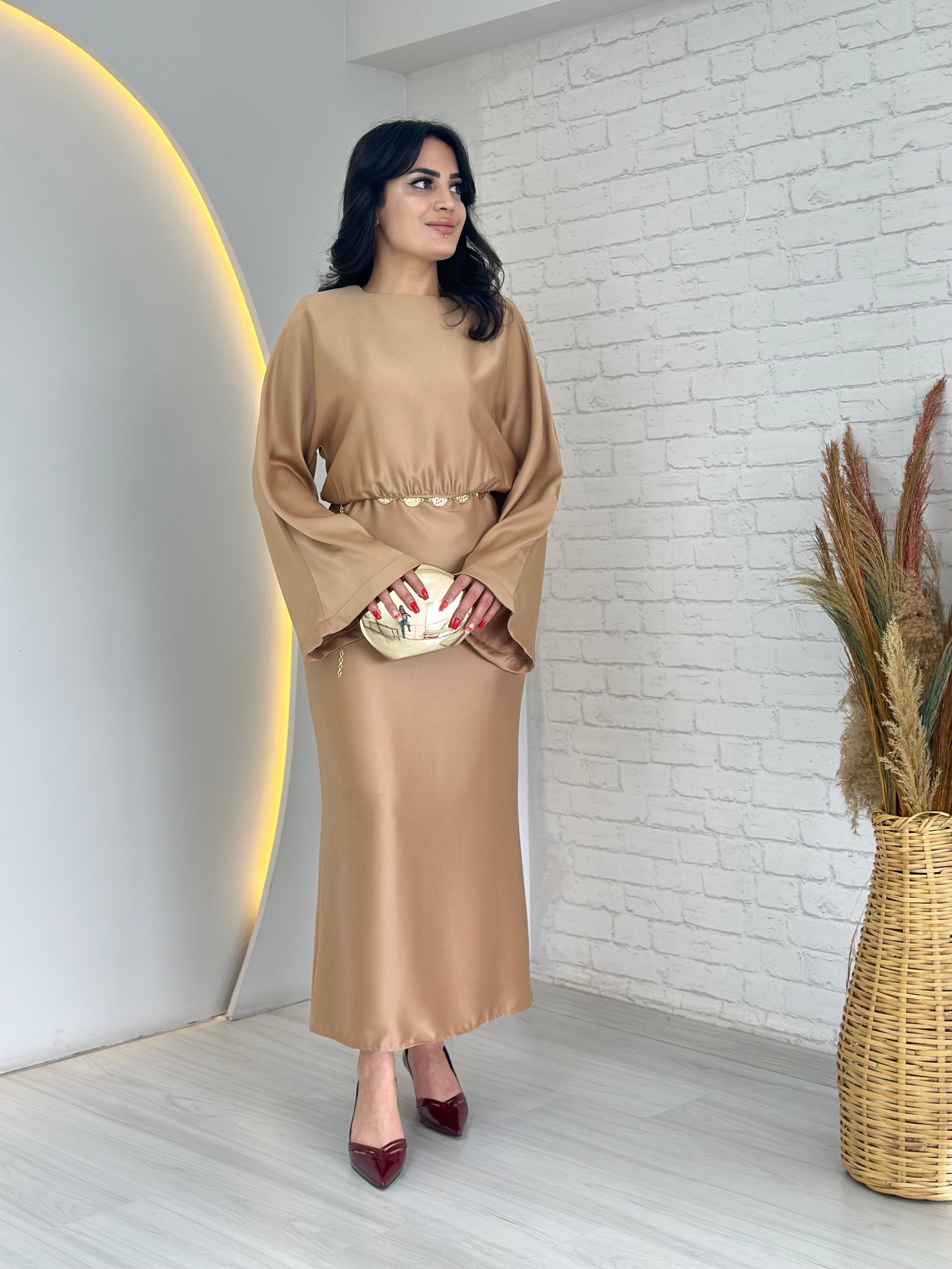 Alia Camel Vatkalı Yırtmaçlı Kemerli Midi Boy Elbise D100
