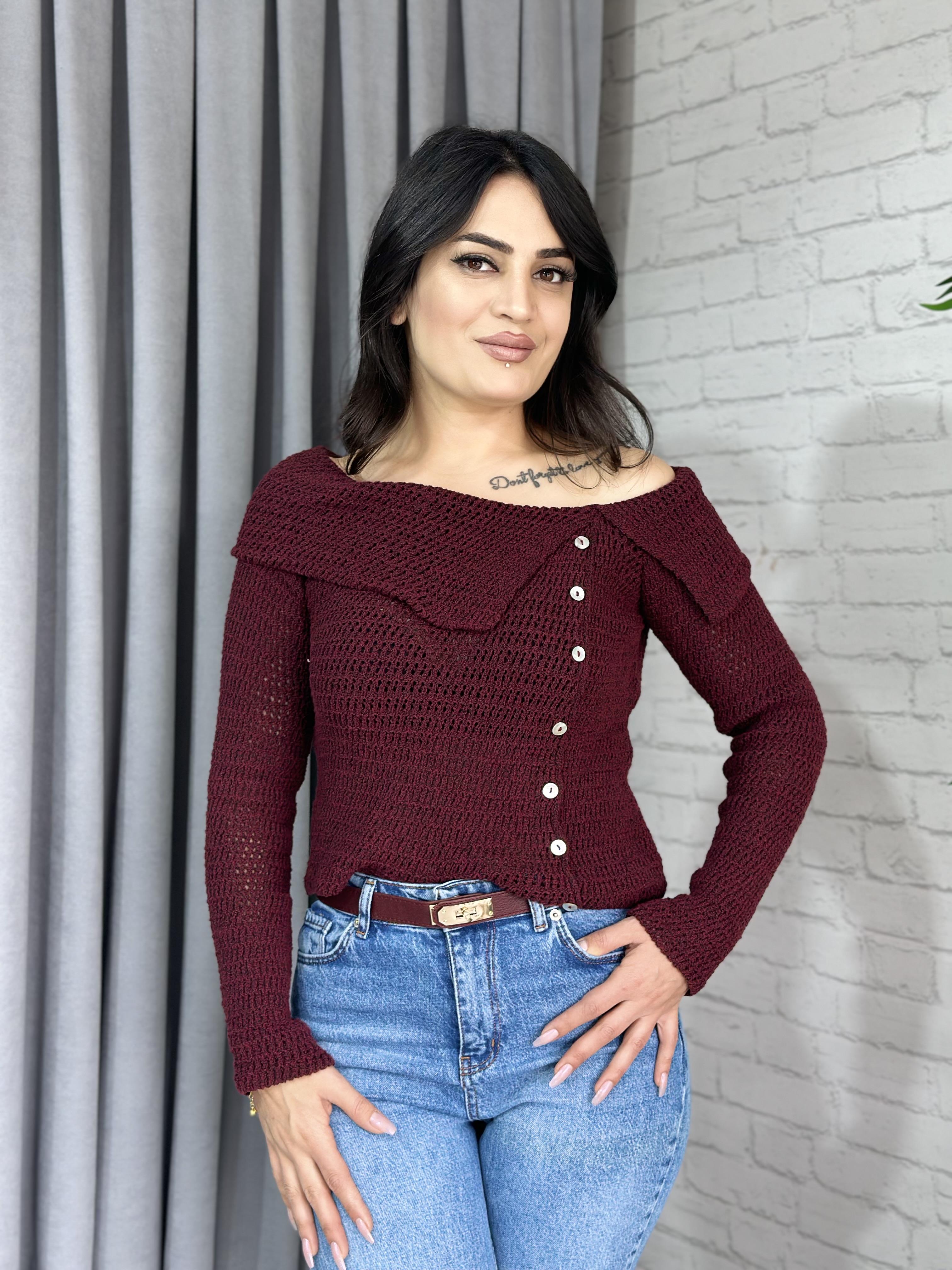 Bordo Madonna Yaka Düğme Detaylı Triko Kazak