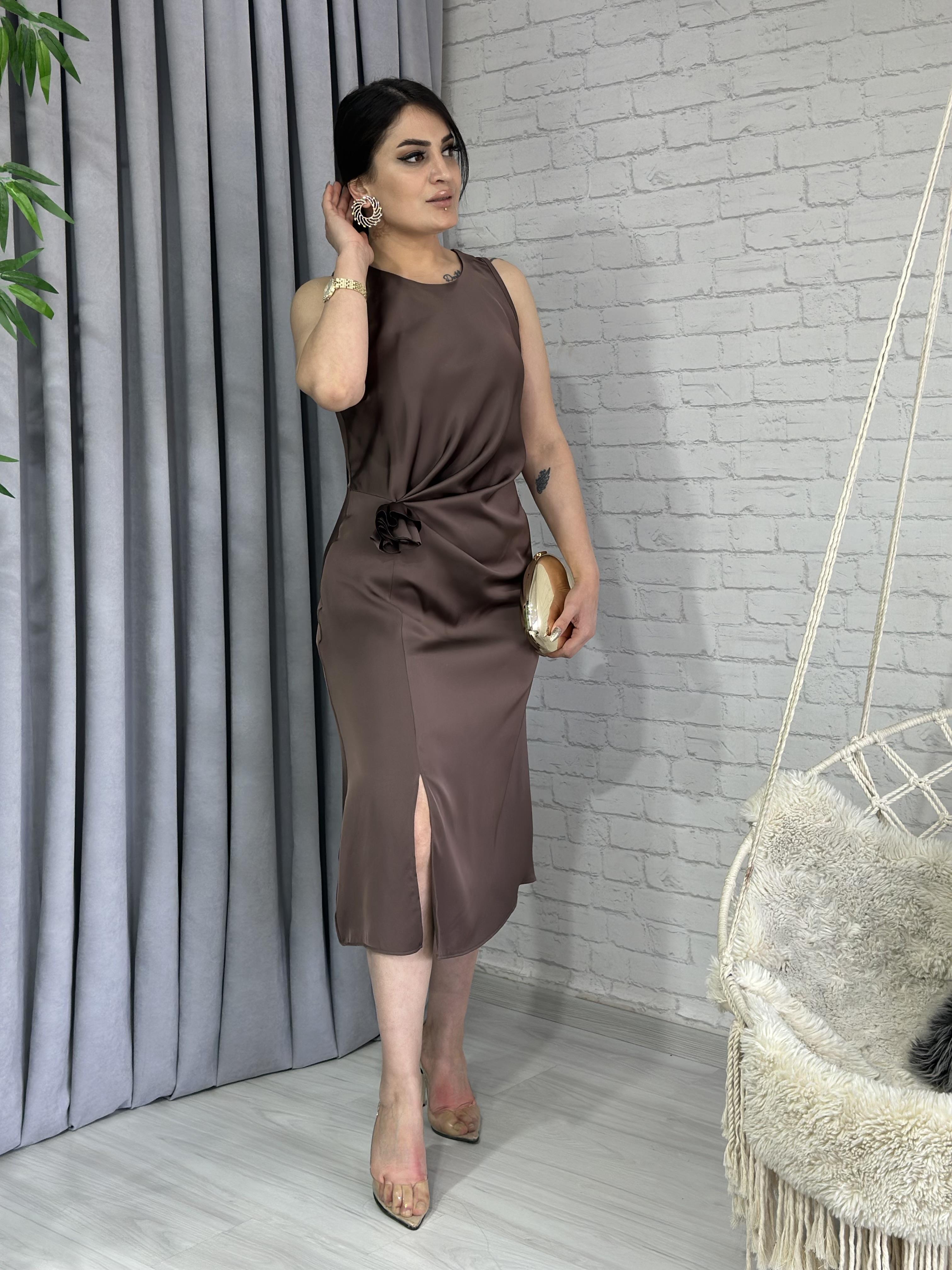 Kahve Bisiklet Yaka Gül Broş Detaylı Yırtmaçlı Saten Elbise A014  