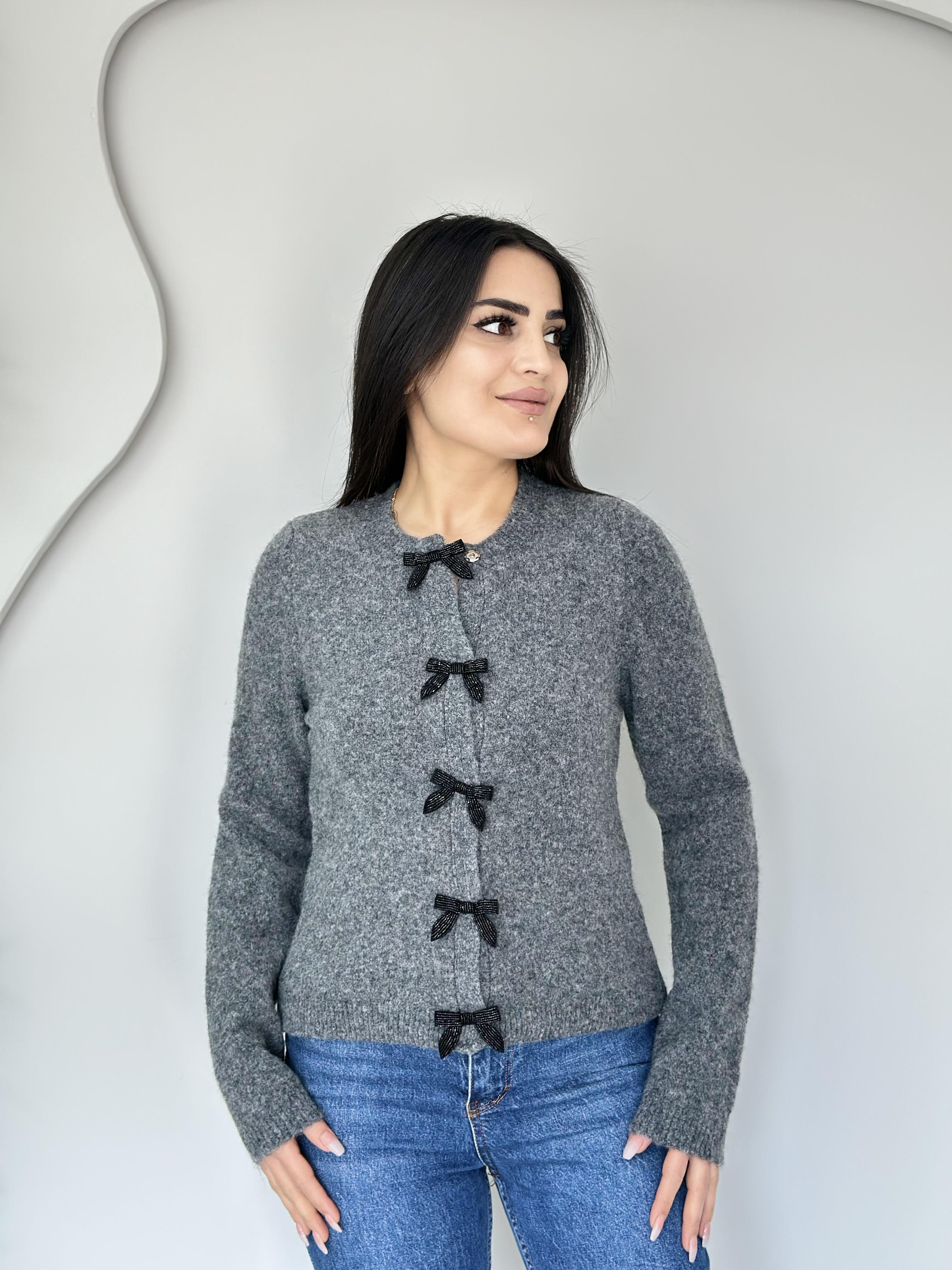 Luna Gri Bisiklet Yaka Çıtçıtlı Fiyonk Detaylı Yumoş Hırka C2525 