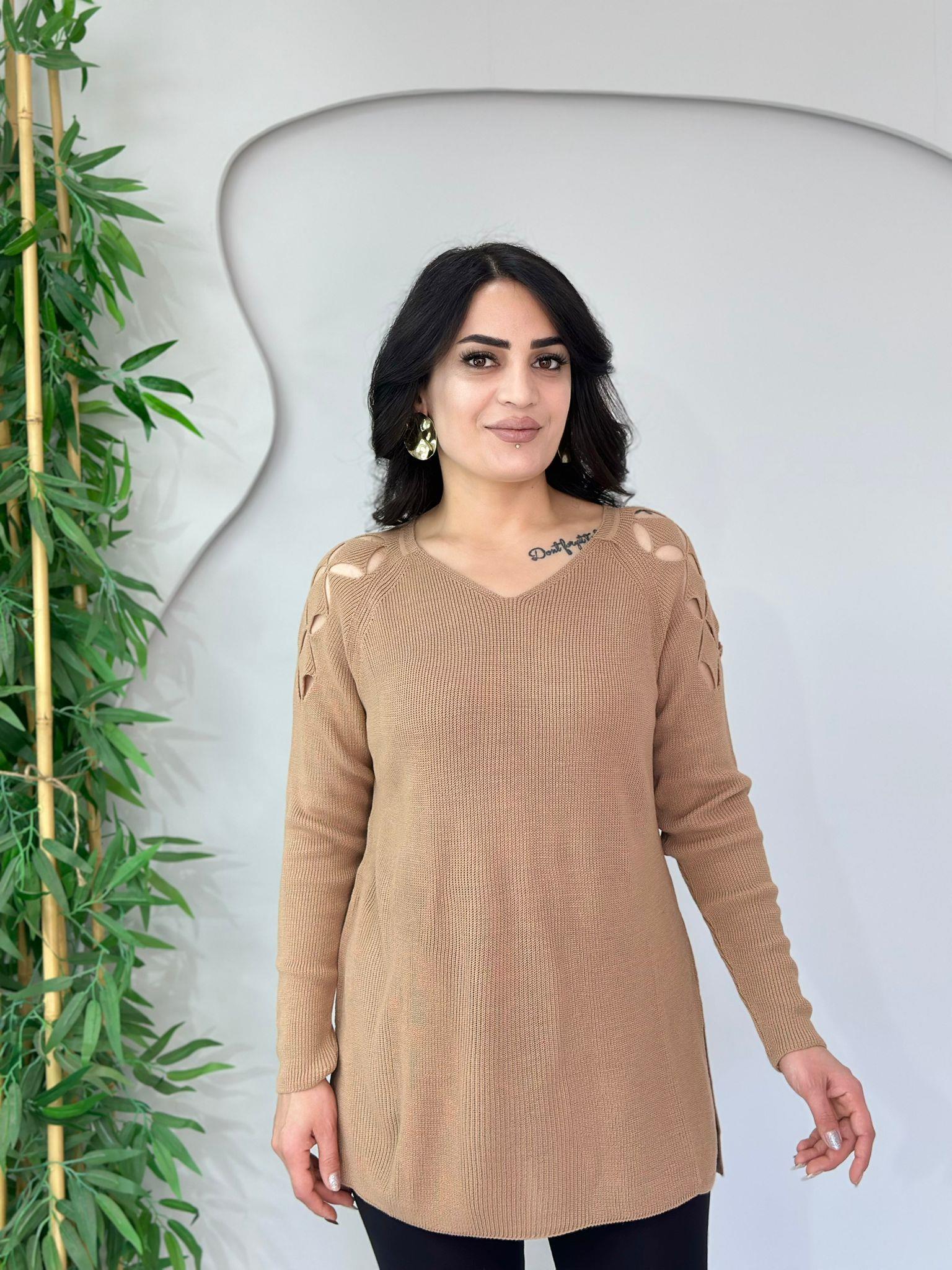 Viora Camel V Yaka Omuzları Ajurlu Yanları Yırtmaçlı Triko Bluz A7412